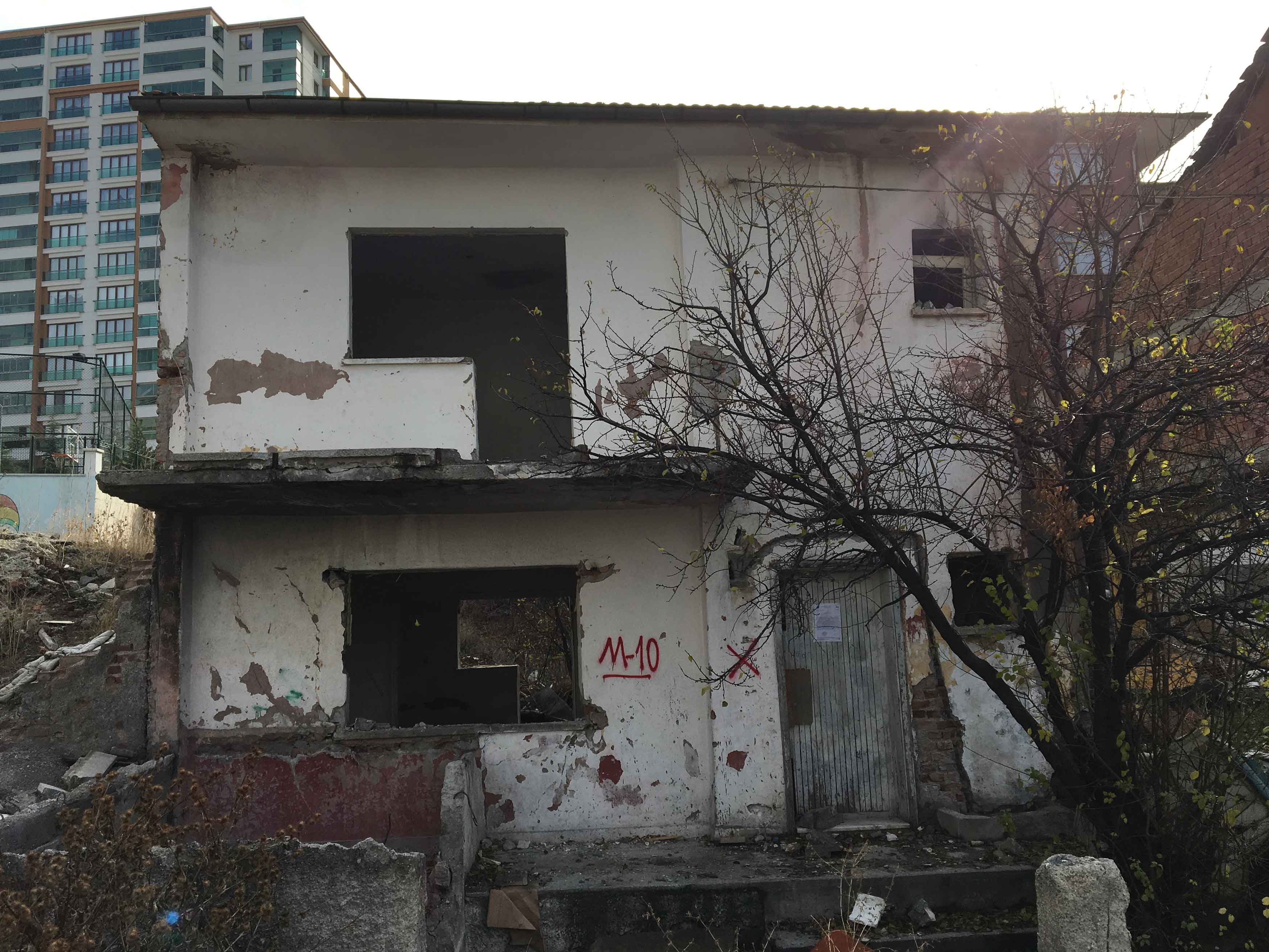 Altındağ ilçesi, Güneşevler Mahallesi 32. Sokak No:15 de bulunan yapı için yıkım tebligatı