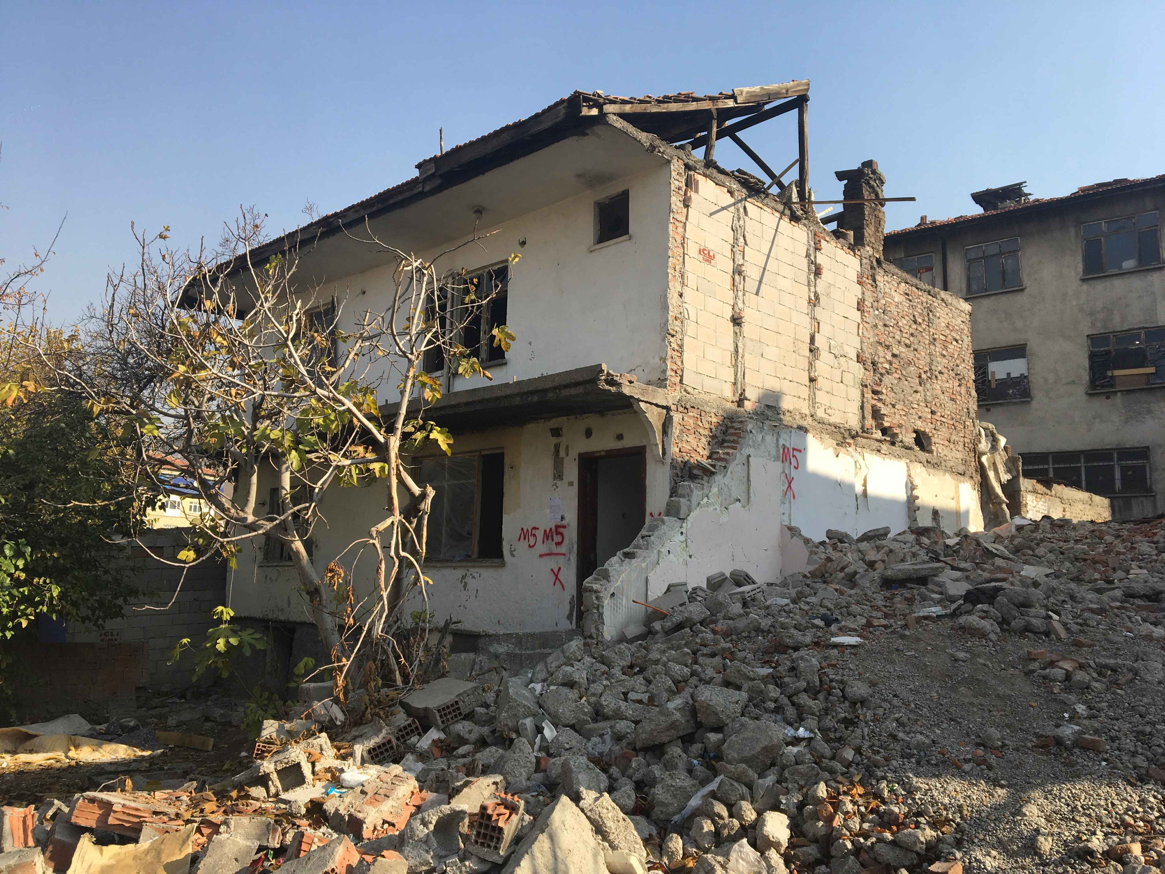 Önder Mahallesi Eylem Sokak No:9 Yıkım Tebligatı