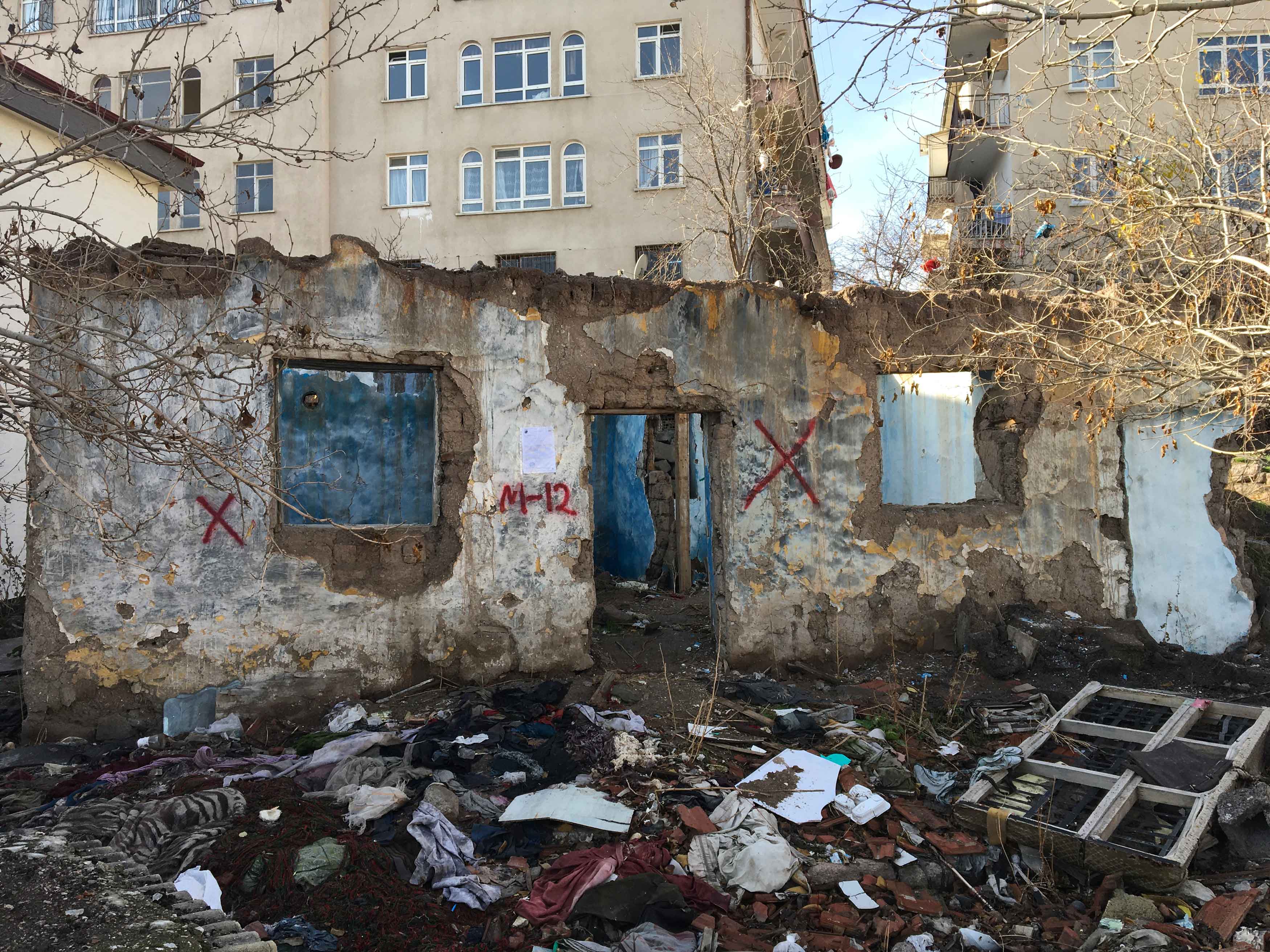Gültepe Mahallesi Şayak Sokak No 16 da bulunan yapı için yıkım tebligatı