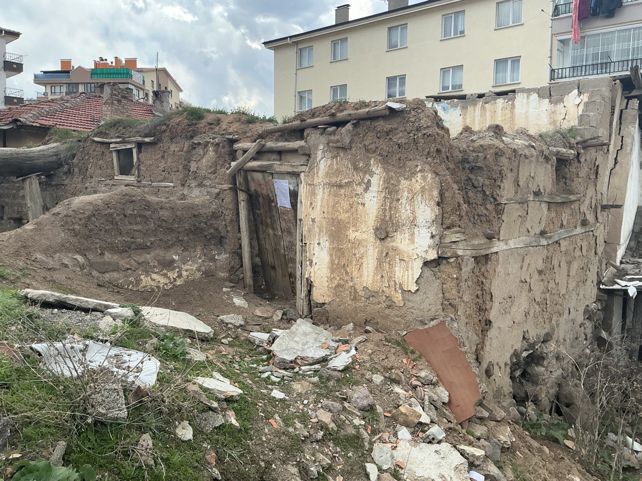 Karapürçek Mahallesi 470 Sokak No:17/1 yanı Yıkım Tebligatı