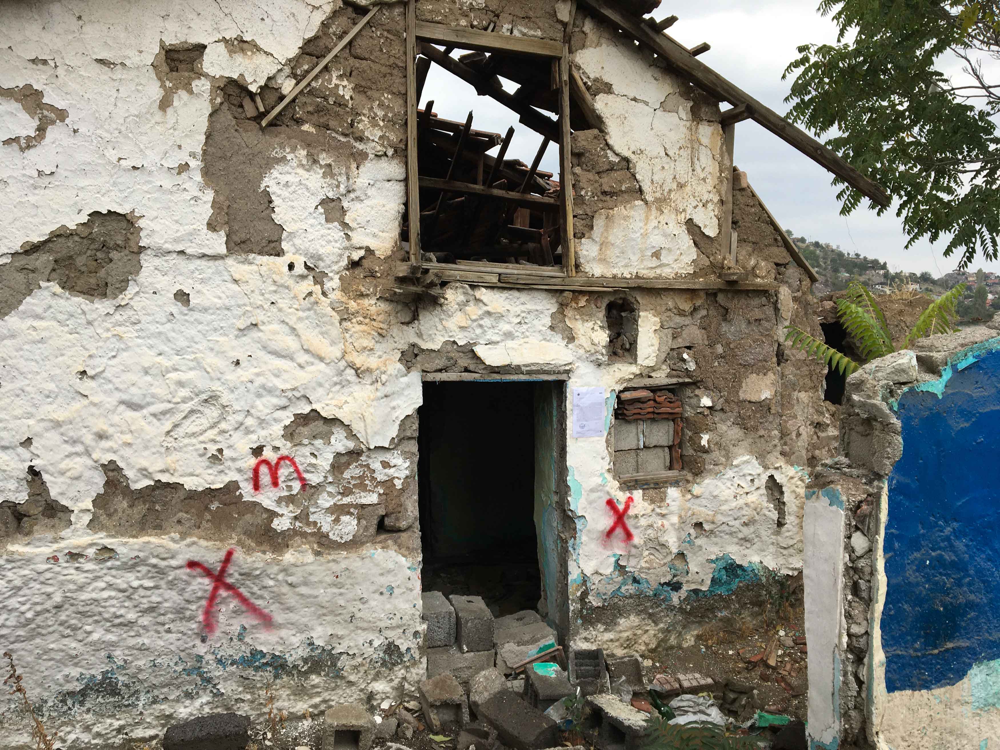 Gültepe Mahallesi Doğuş Sokak ve Tel Sokak köşesindeki bulunan yapı için tahliye ve yıkım tebligatı
