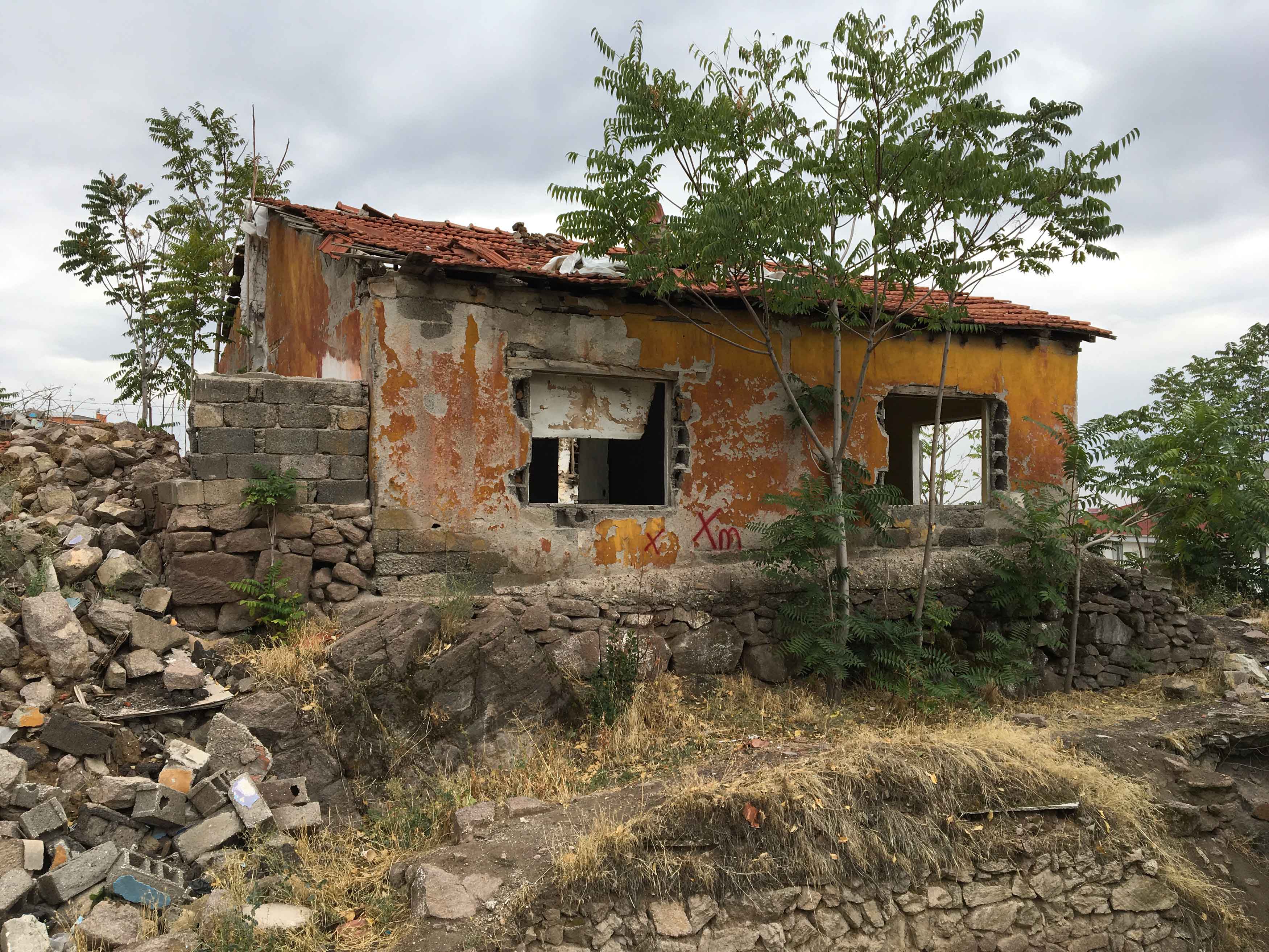 Gültepe Mahallesi Doğuş Sokak ve Tel Sokak köşesinde bulunan yapı için tahliye ve yıkım tebligatı