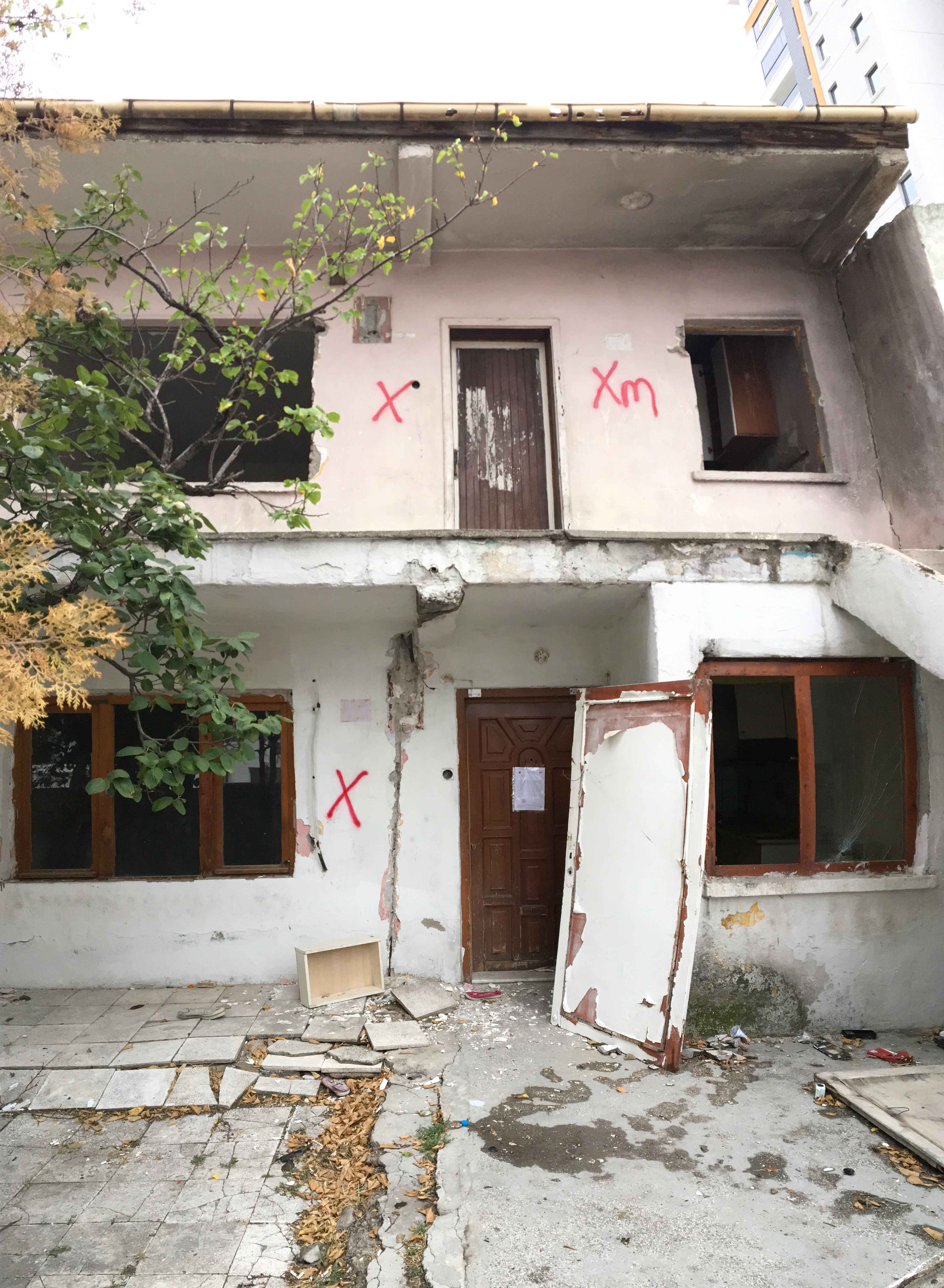 Güneşevler Mahallesi 91 Sokak No:25 adresinde bulunan yapı için tahliye ve yıkım tebligatı