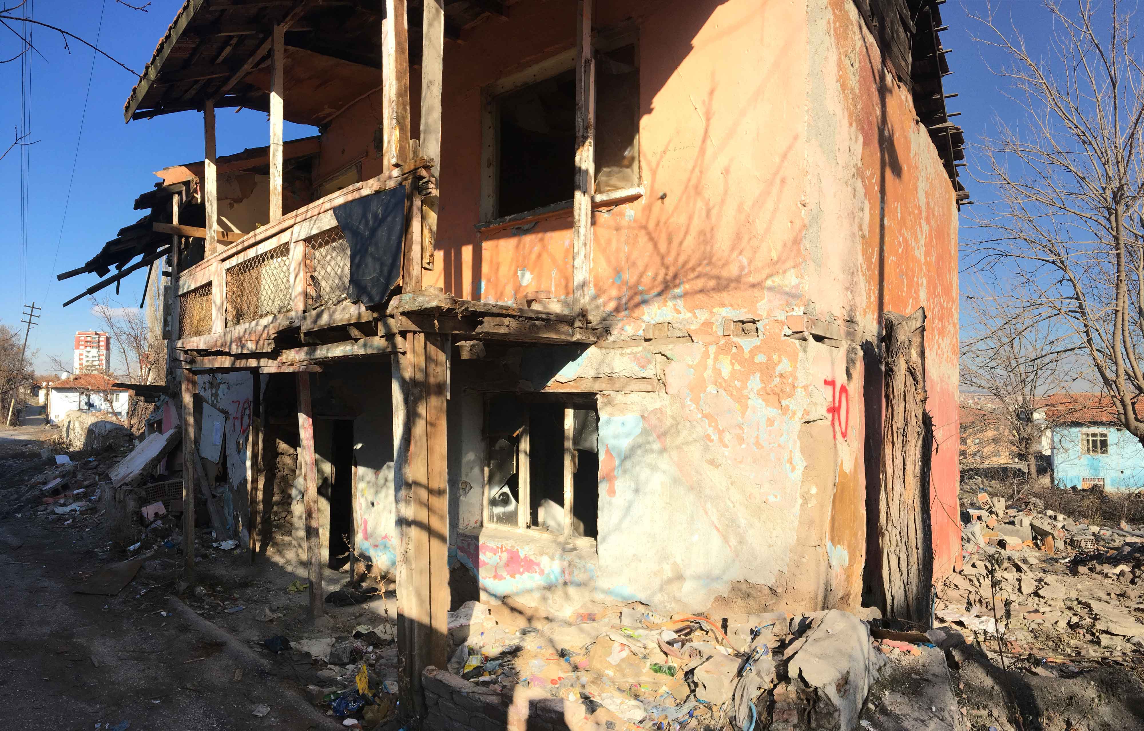 Doğanşehir Küme evleri No:150 adresinde bulunan yapı için yıkım tebligatı