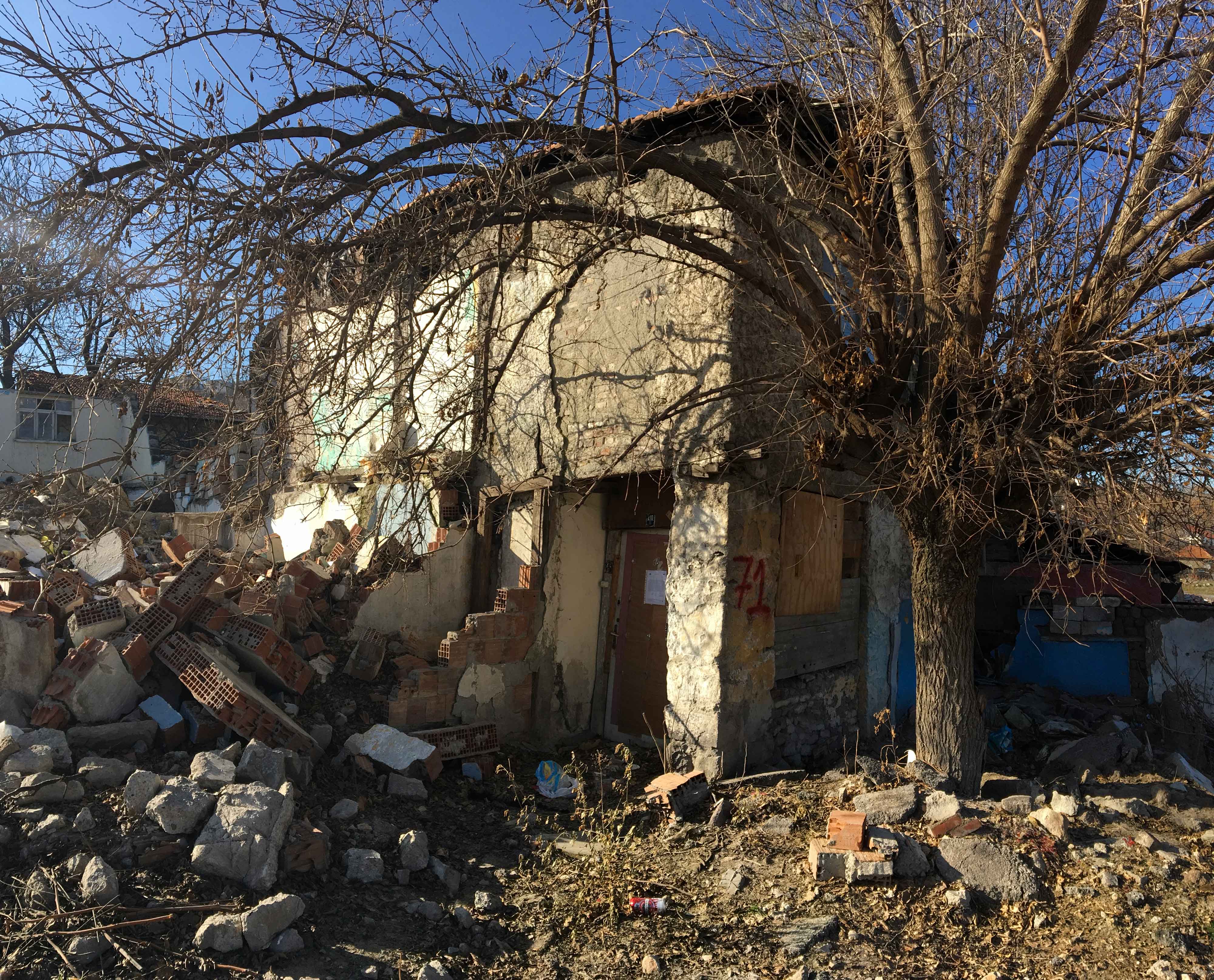 Doğanşehir Küme evleri No:210 adresinde bulunan yapı için tahliye tebligatı