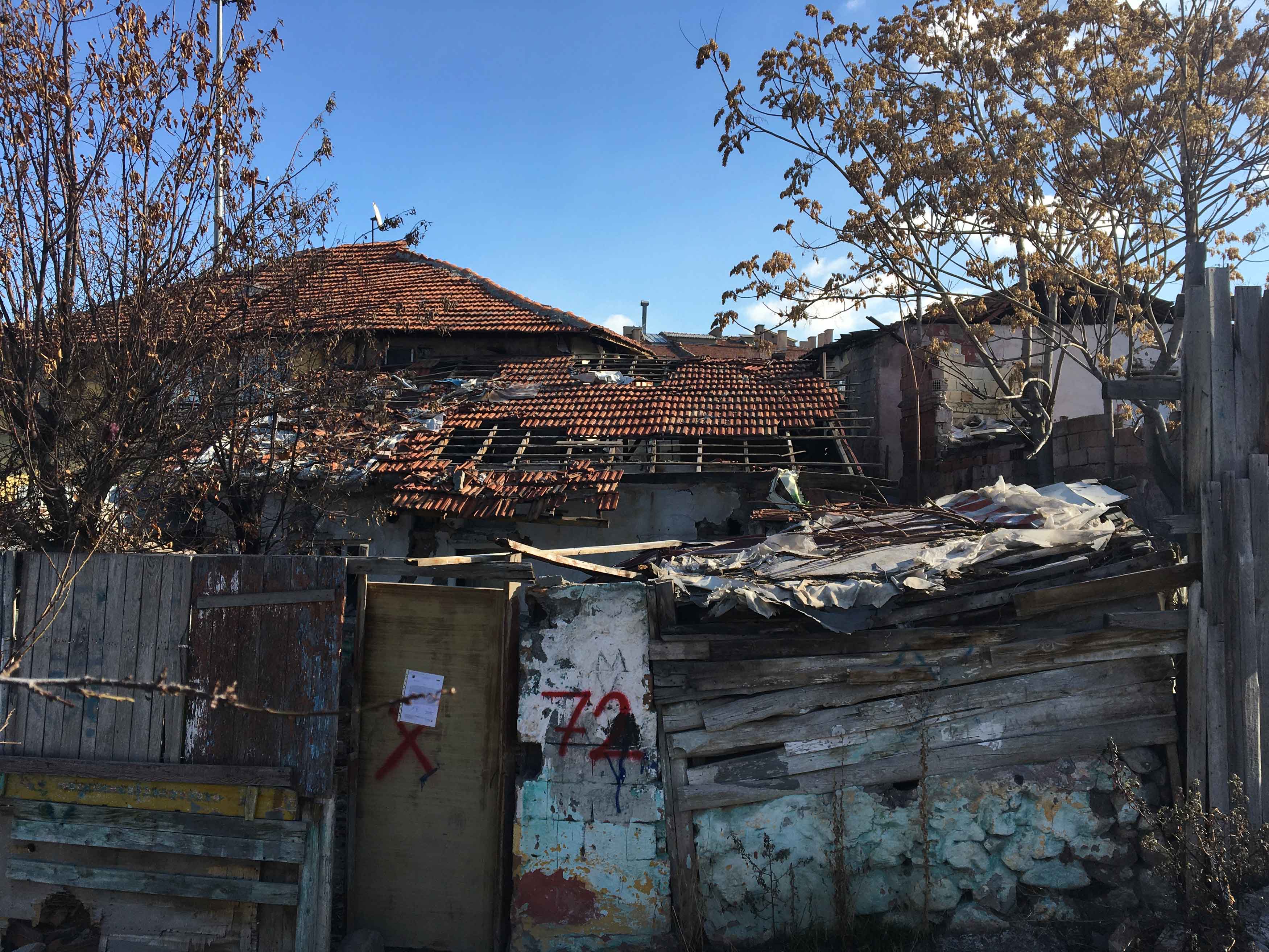 Atıfbey Mahallesi 120 Sokak adresinde bulunan yapı için tahliye tebligatı