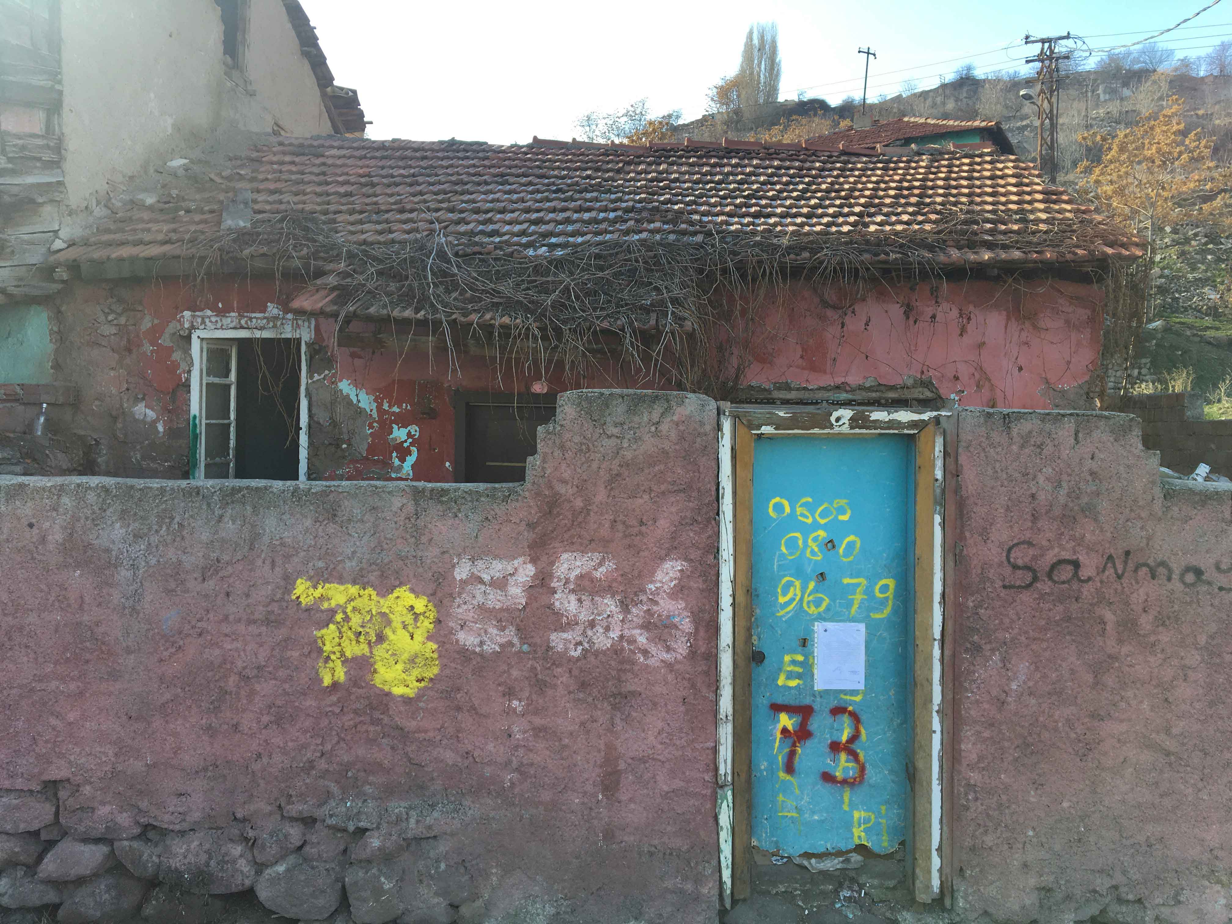 Atıfbey Mahallesi 100 Sokak No:256 yanı adresinde bulunan yapı için tahliye tebligatı