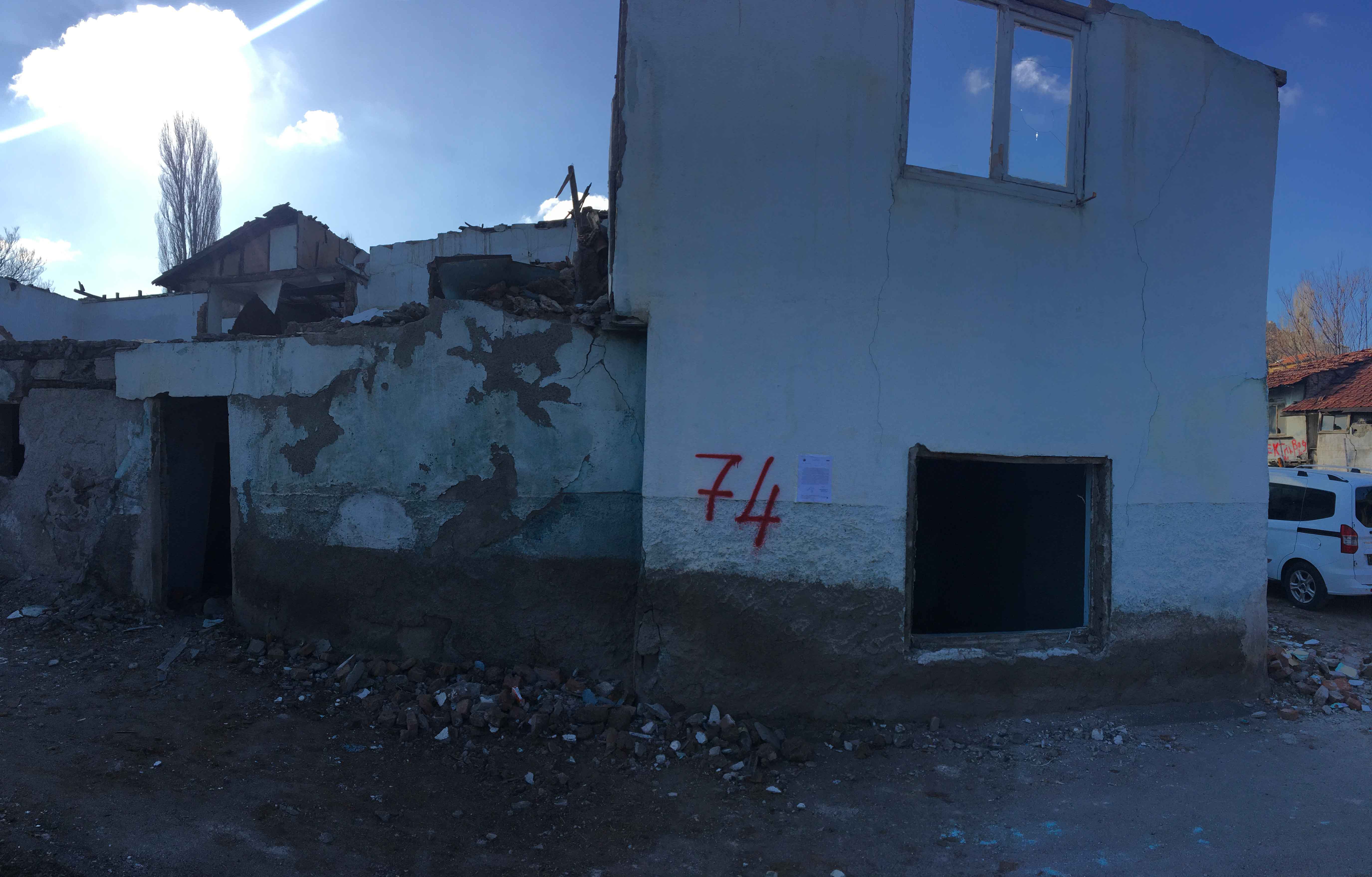 Atıfbey Mahallesi Doğanşehir Küme evleri No:76 adresinde bulunan yapı için tahliye tebligatı