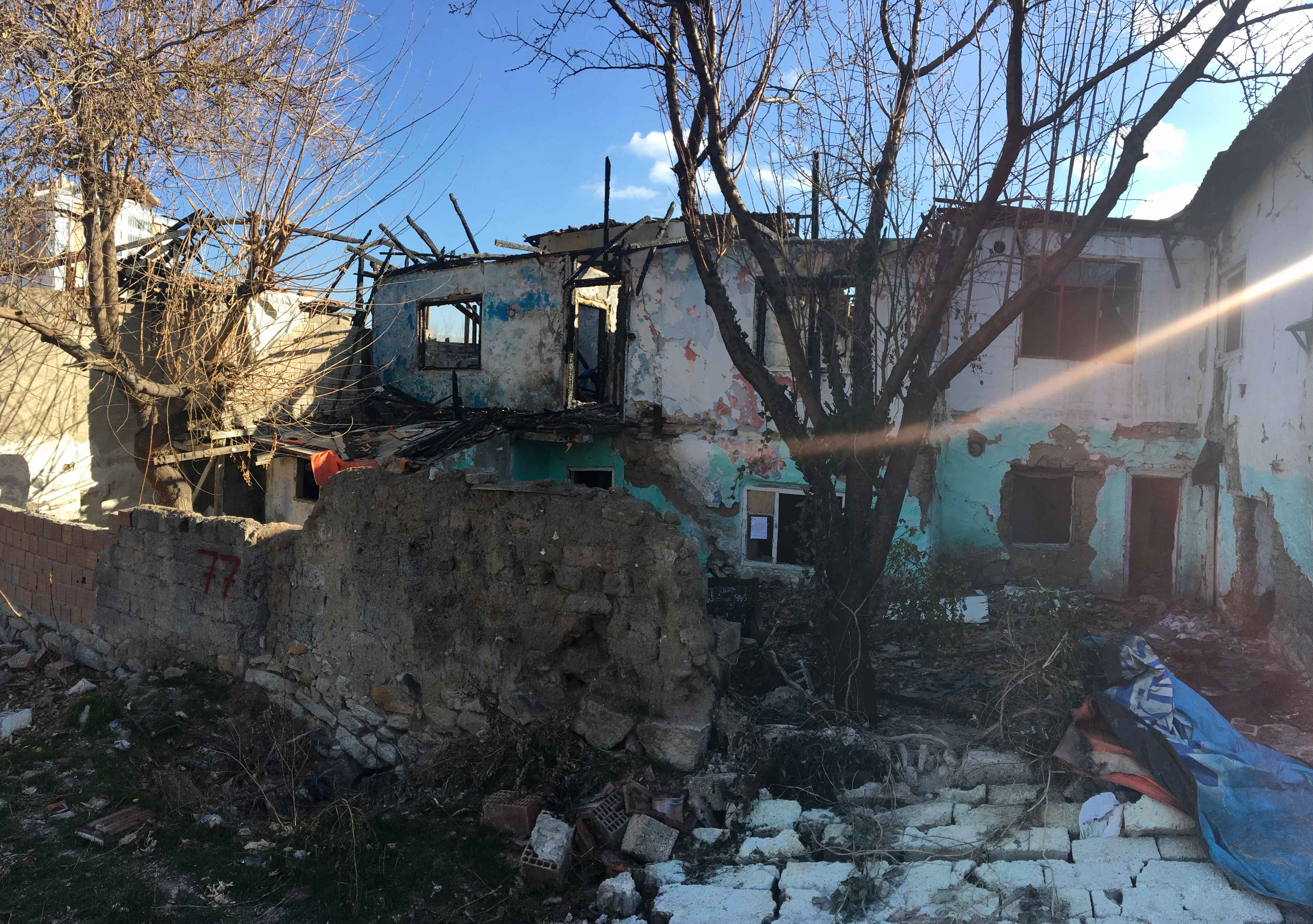 Doğanşehir Küme evleri No:104 arkası adresinde bulunan yapı için tahliye tabligatı