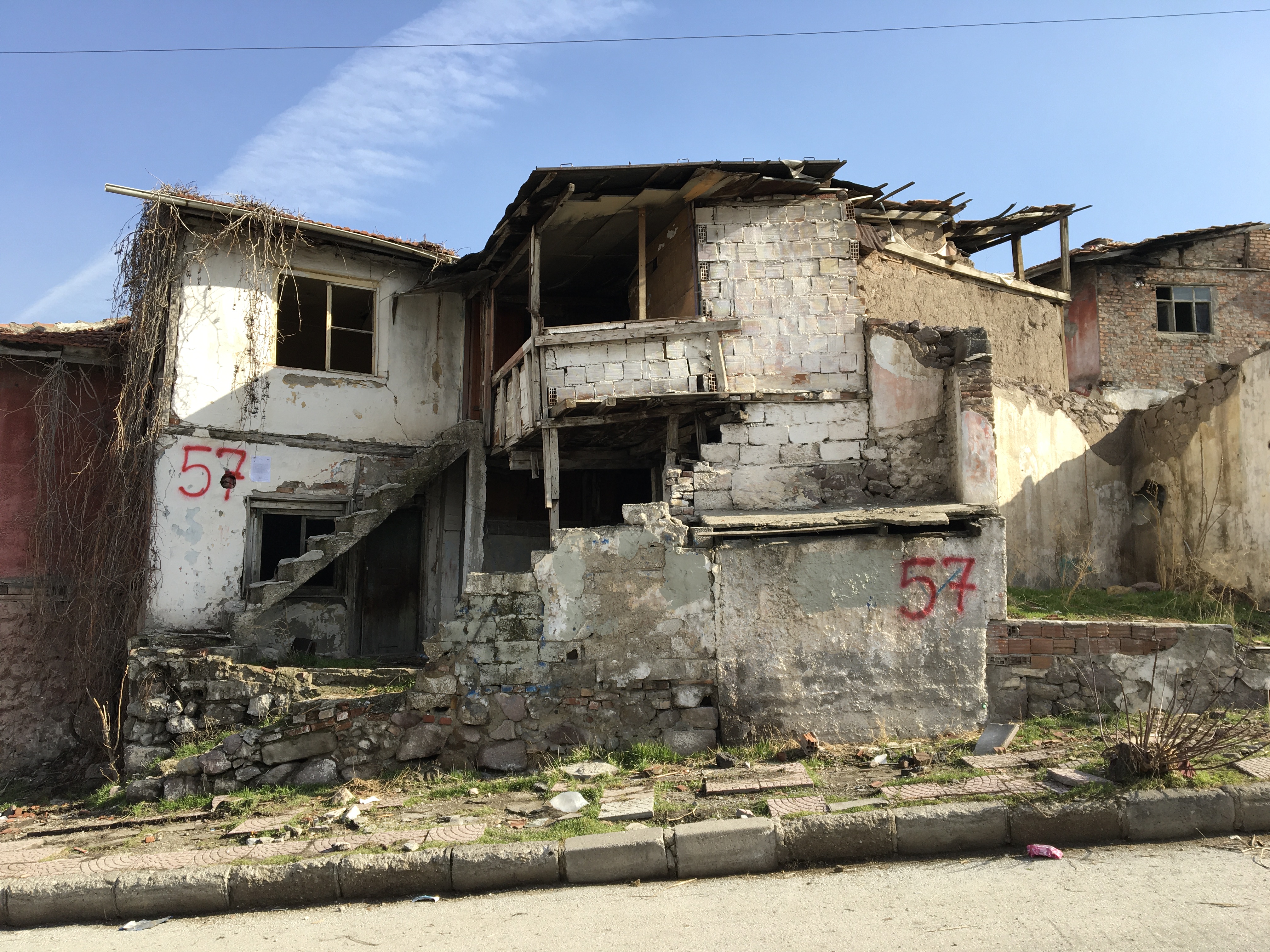 Atıfbey Mahallesi Şehit Kaya Aldoğan Caddesi No:177 adresinde bulunan yapı için tahliye ve yıkım tebligatı