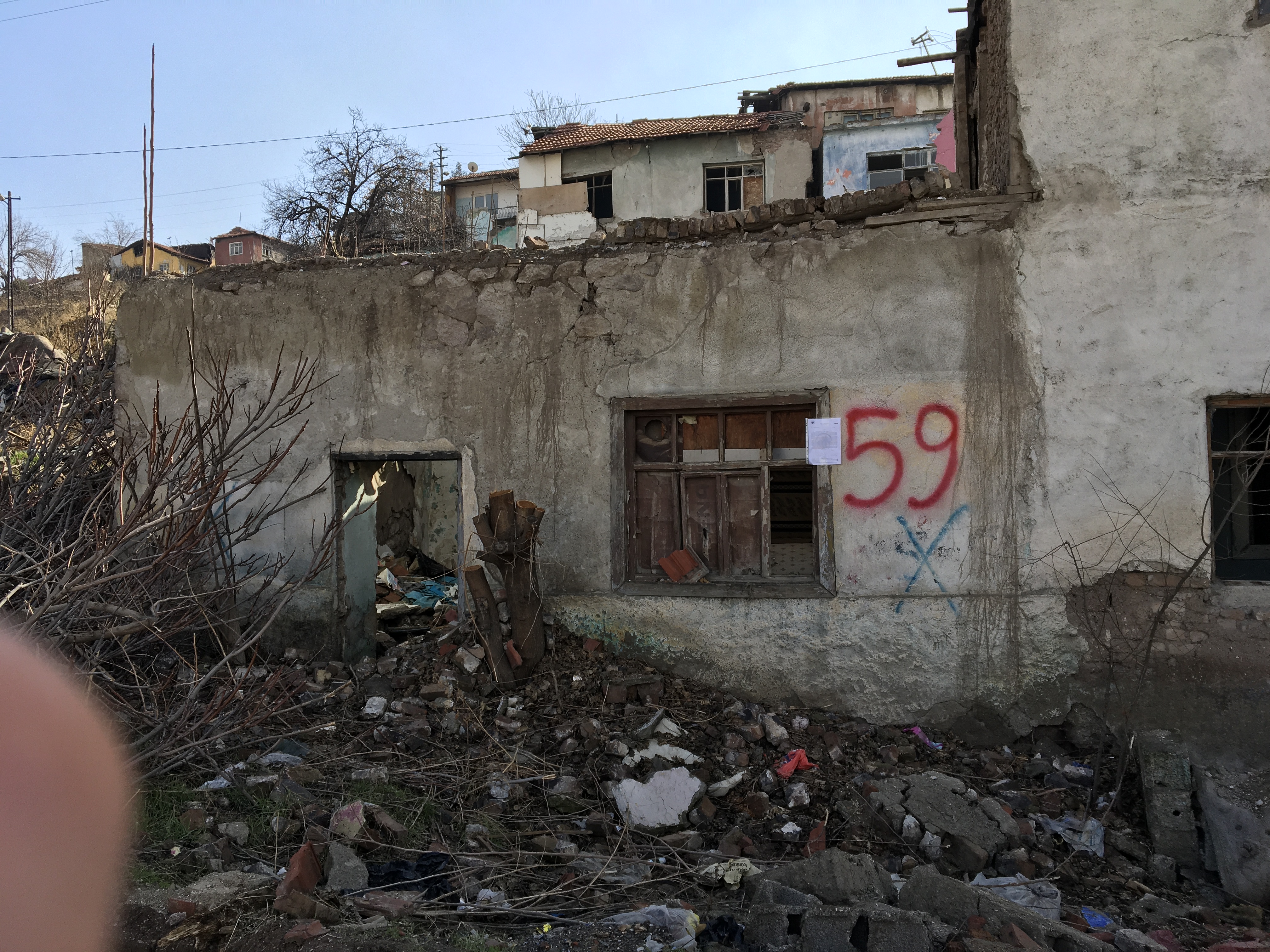 Atıfbey Mahallesi 65. Sokak No: 184 adresinde bulunan yapı için tahliye ve yıkım tebligatı
