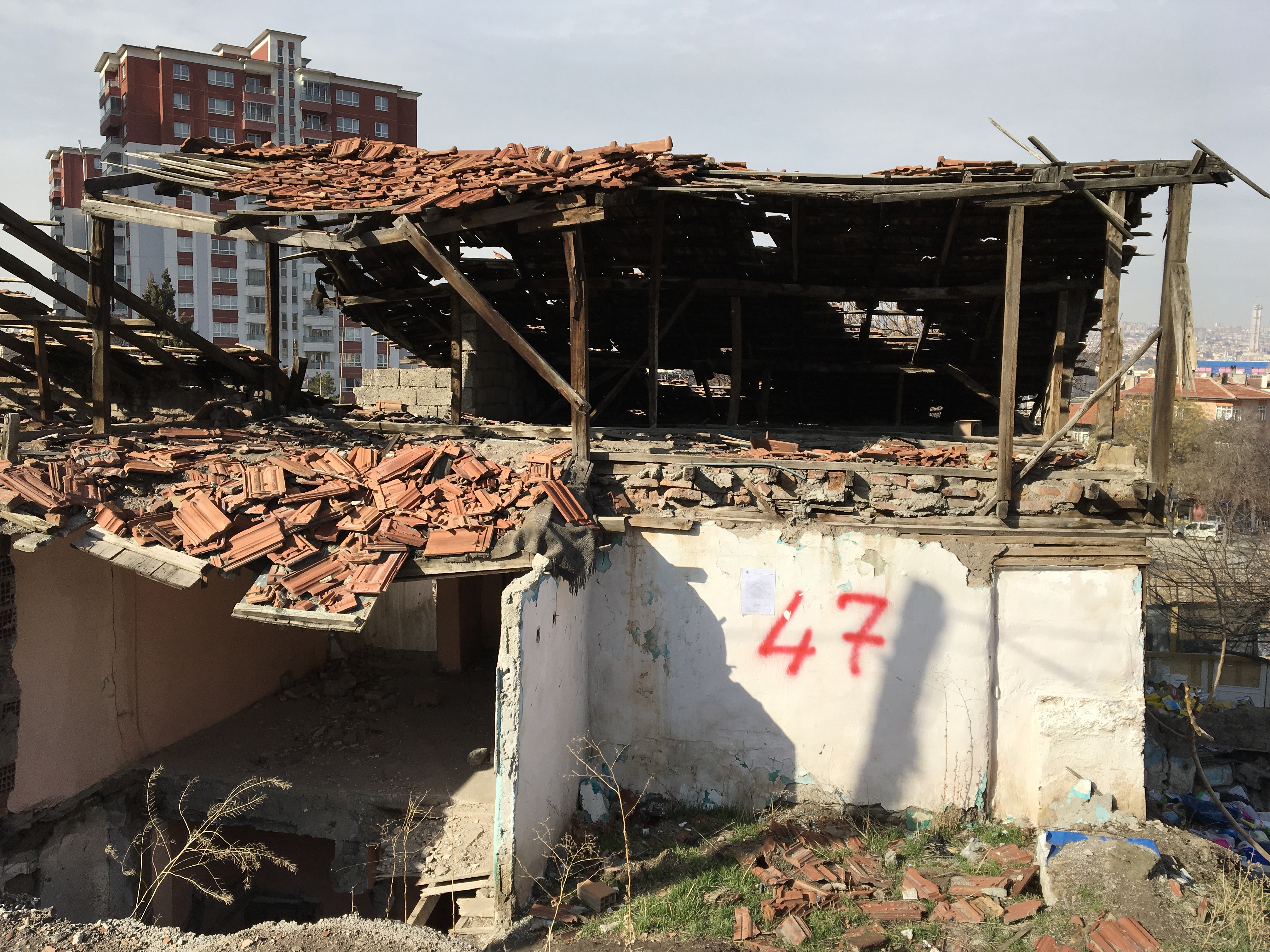 Atıfbey Mahallesi 81. cadde No: 9 adresinde bulunan yapı için tahliye ve yıkım tebligatı