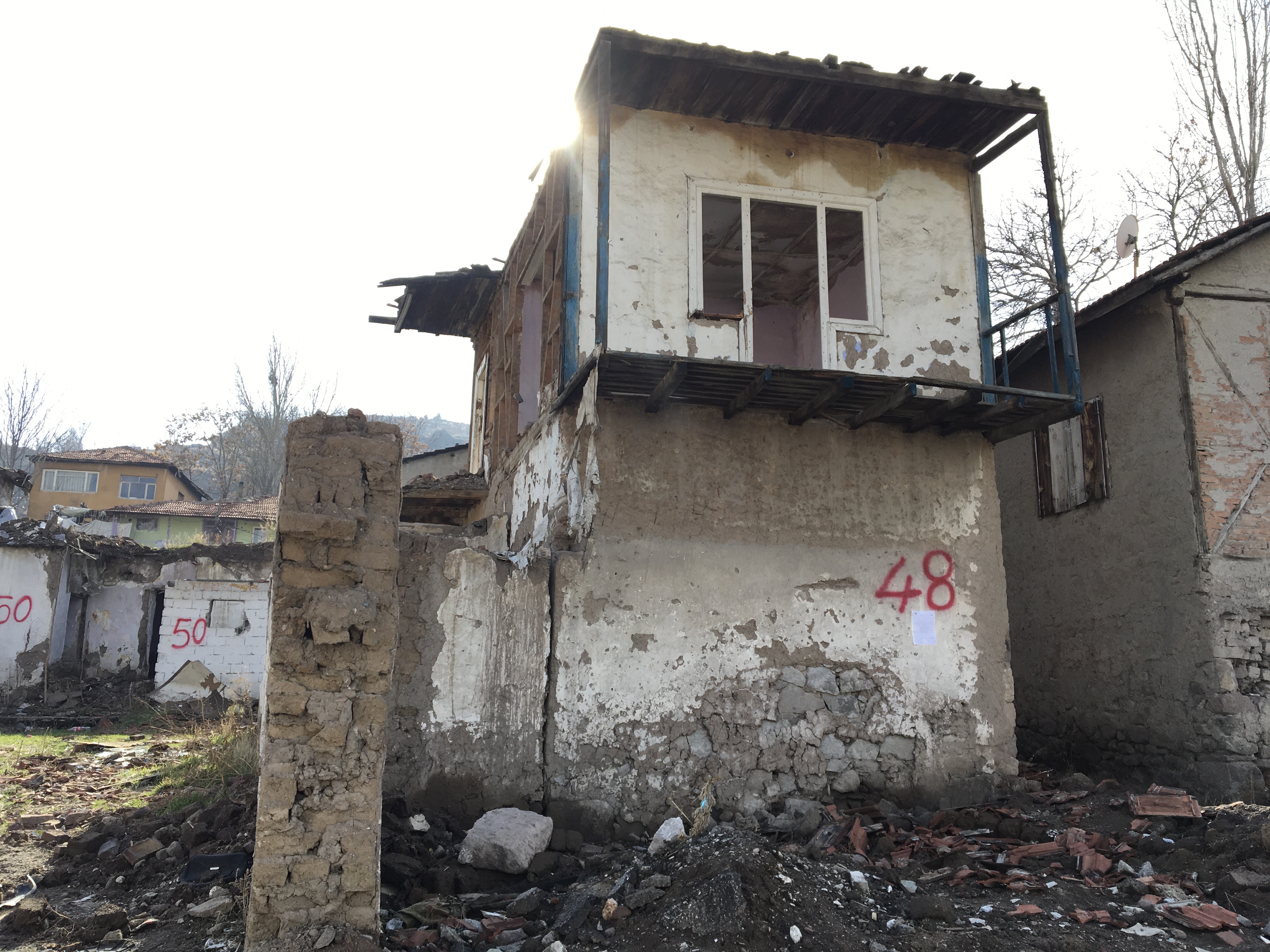 Atıfbey Mahallesi 81. cadde No: 21 adresinde bulunan yapı için tahliye ve yıkım tebligatı