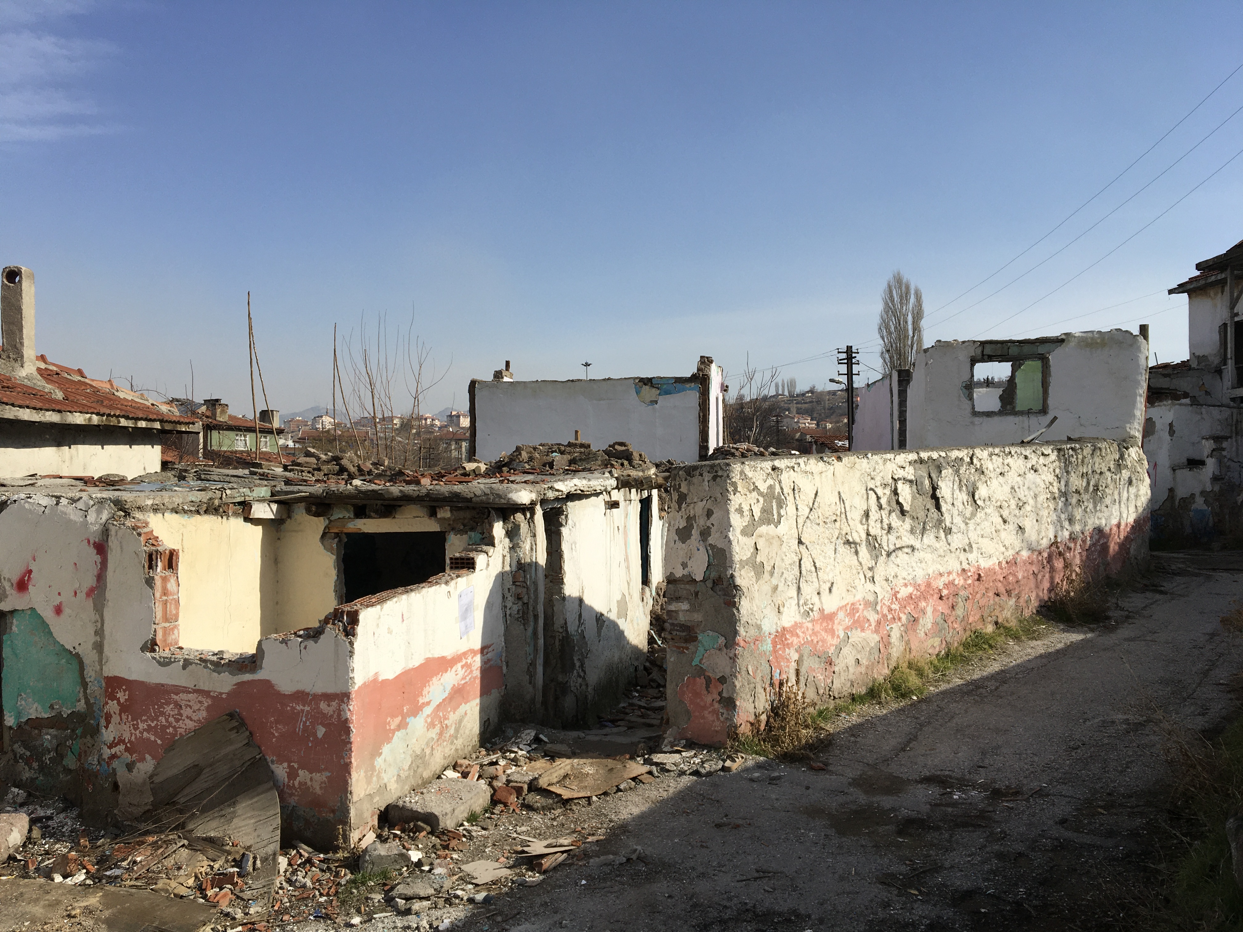 Atıfbey Mahallesi Doğanşehir Küme Evleri No: 13 adresinde bulunan yapı için tahliye ve yıkım tebligatı