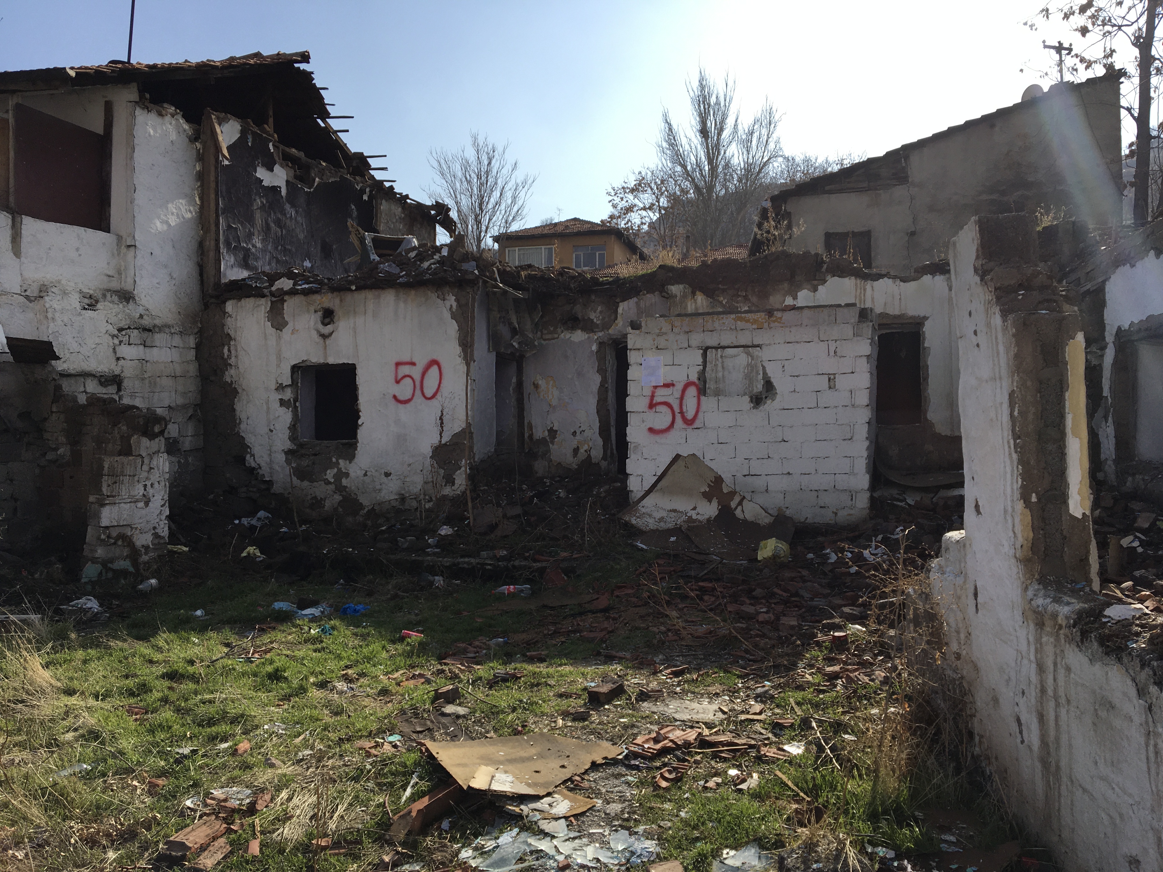 Atıfbey Mahallesi Küme Evleri No: 21 adresinde bulunan yapı için tahliye ve yıkım tebligatı