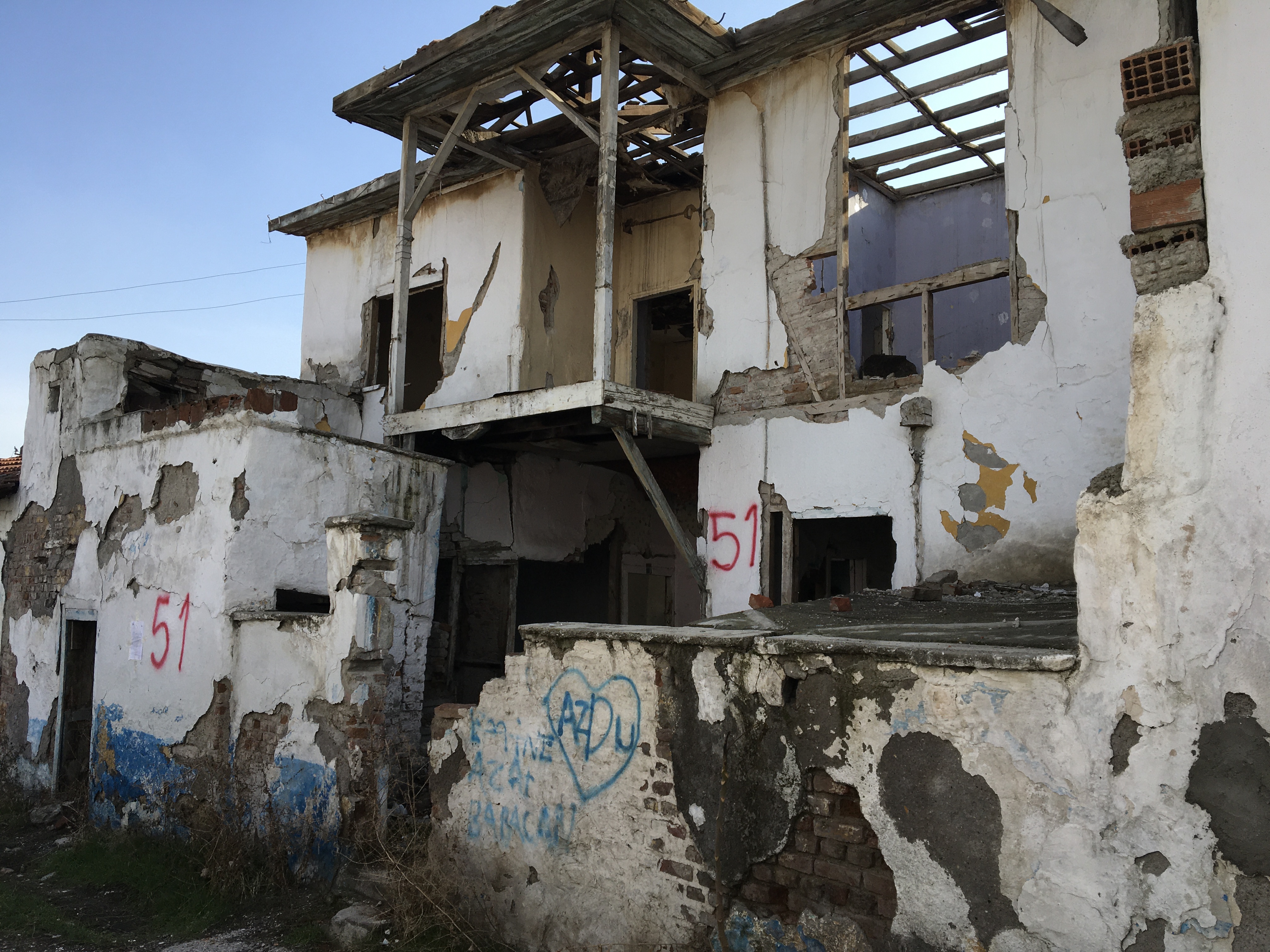 Atıfbey Mahallesi Doğanşehir Küme Evleeri No: 18-19 arasında bulunan yapı için tahliye ve yıkım tebligatı