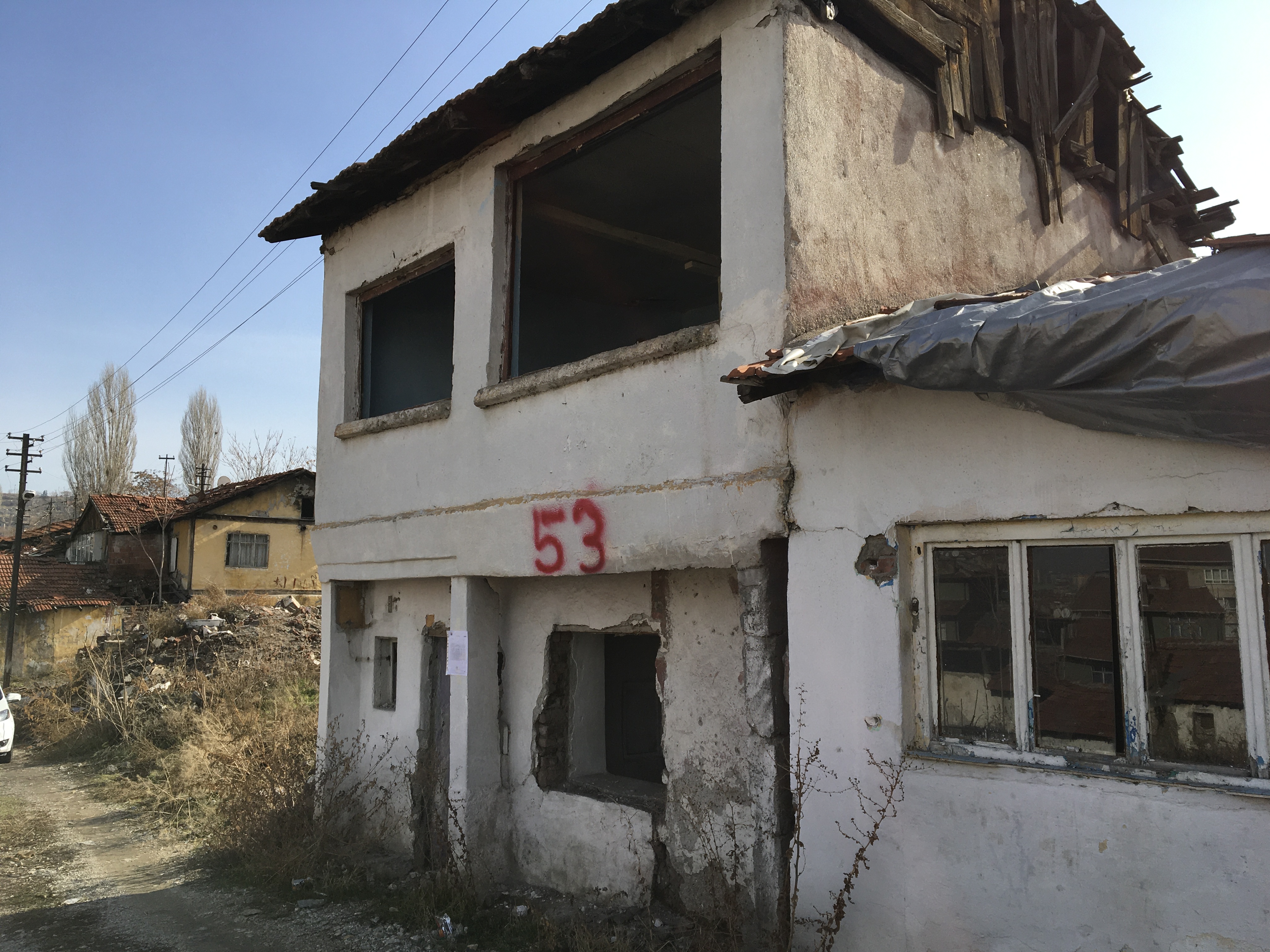 Atıfbey Mahallesi Doğanşehir Küme Evleeri adresinde bulunan yapı için tahliye ve yıkım tebligatı