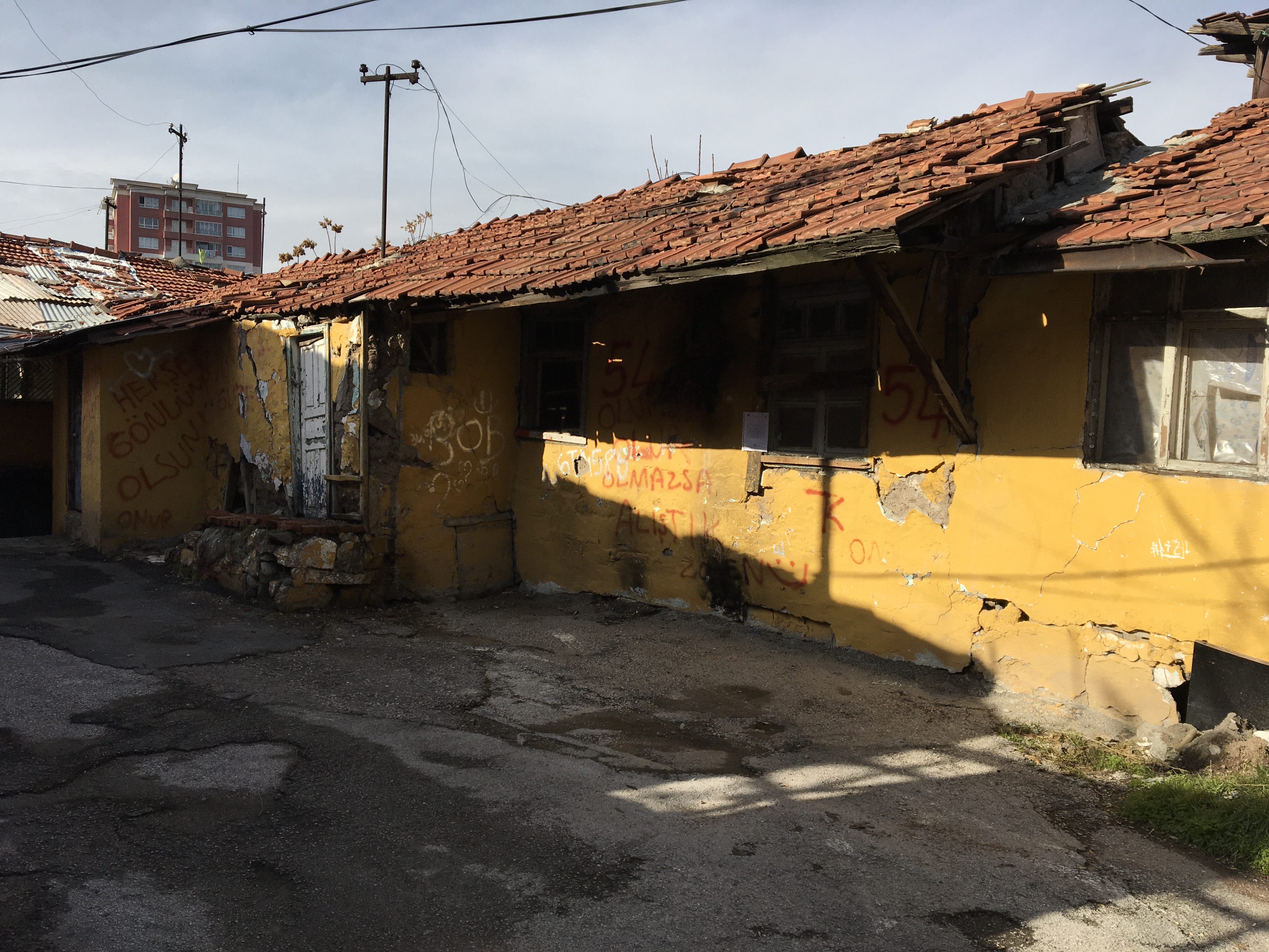 Atıfbey Mahallesi 100. Sokak No: 33 adresinde bulunan yapı için tahliye ve yıkım tebligatı