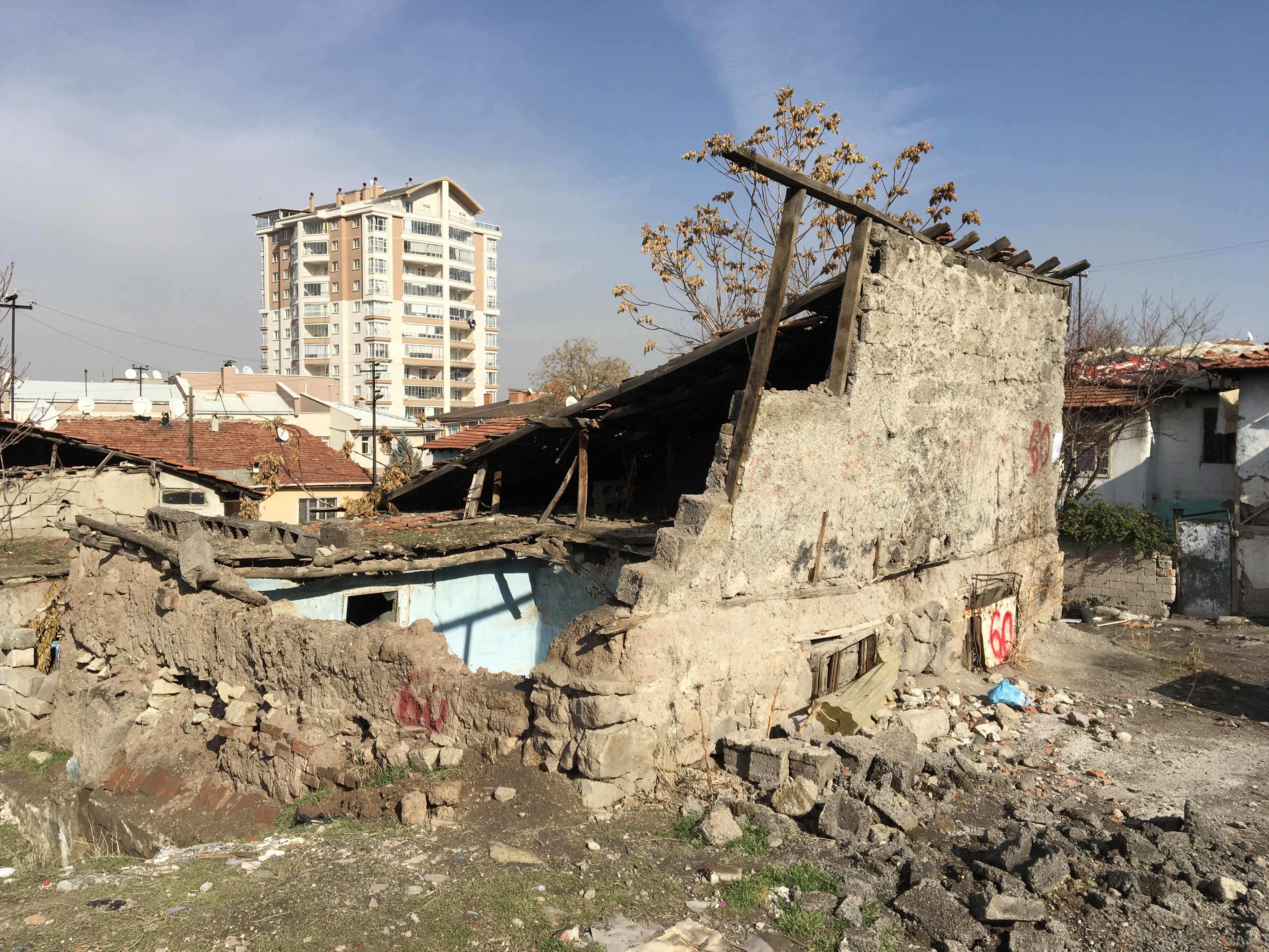 Atıfbey Mahallesi Doğanşehir Küme Evleri No: 107 adresinde bulunan yapı için tahliye ve yıkım tebligatı