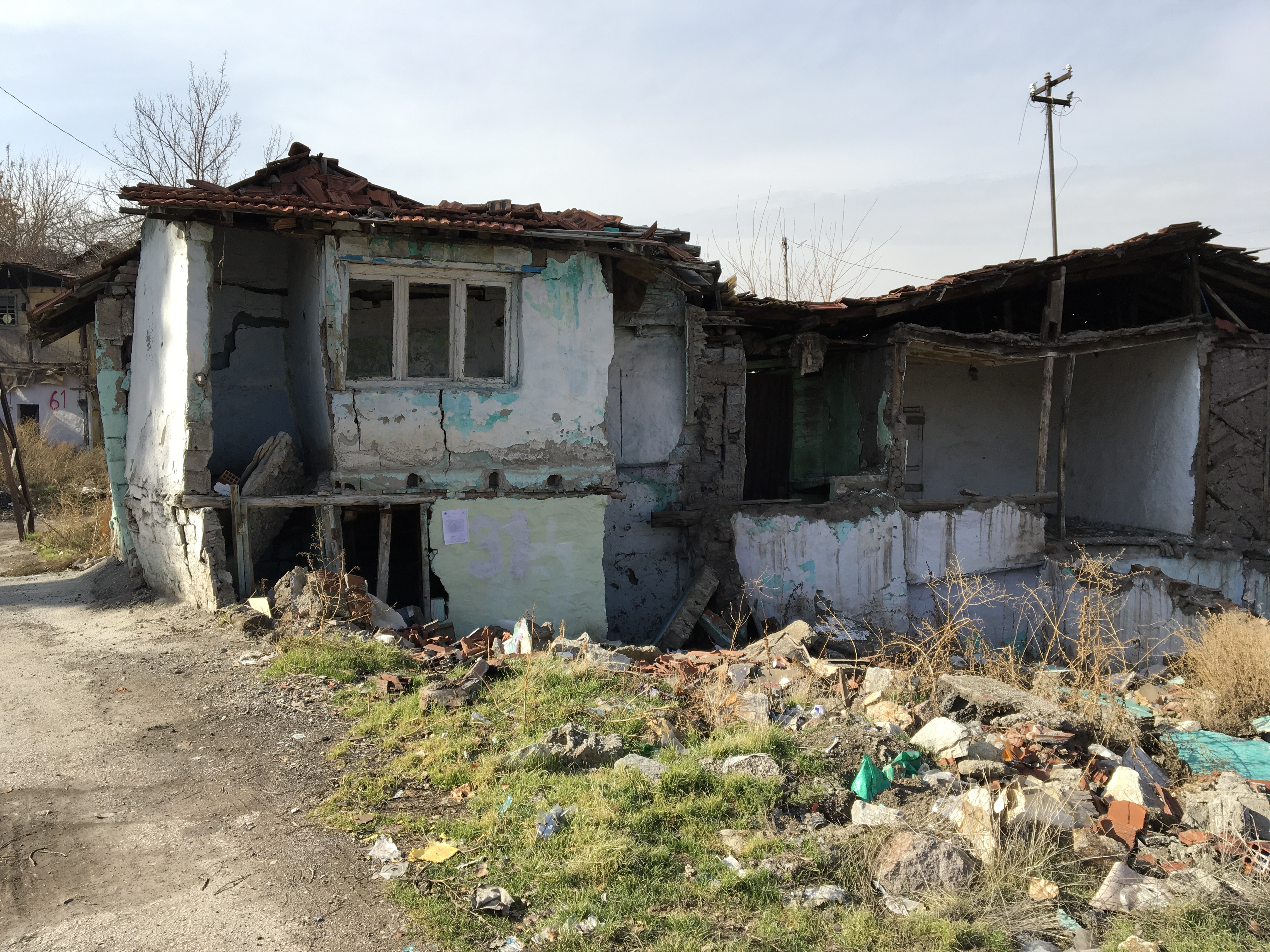 Atıfbey Mahallesi Doğanşehir Küme Evleri k No: 156 adresinde bulunan yapı için tahliye ve yıkım tebligatı