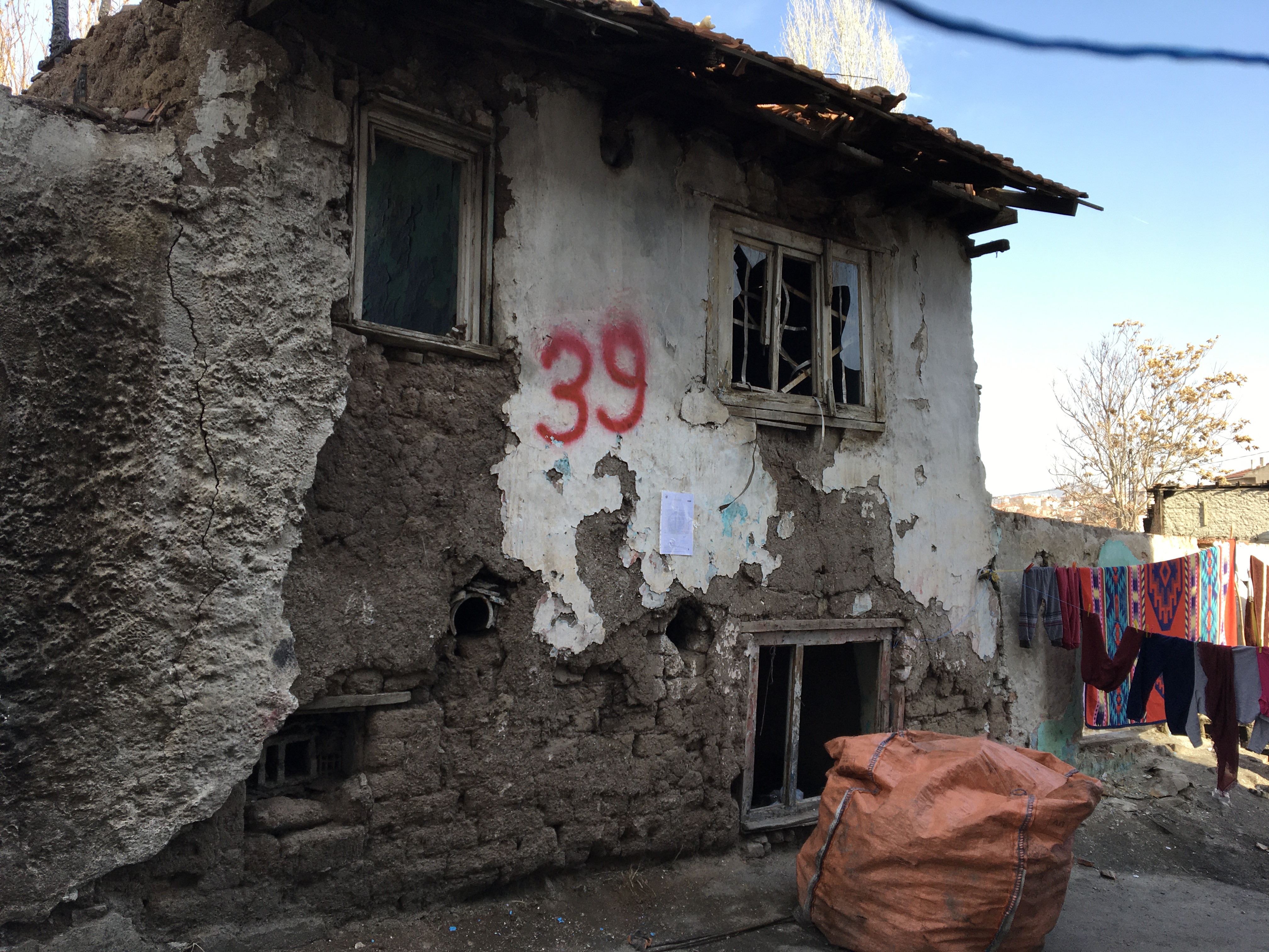 Atıfbey Mahallesi Sinanpaşa Sokak No: 261 adresinde bulunan yapı için tahliye ve yıkım tebligatı