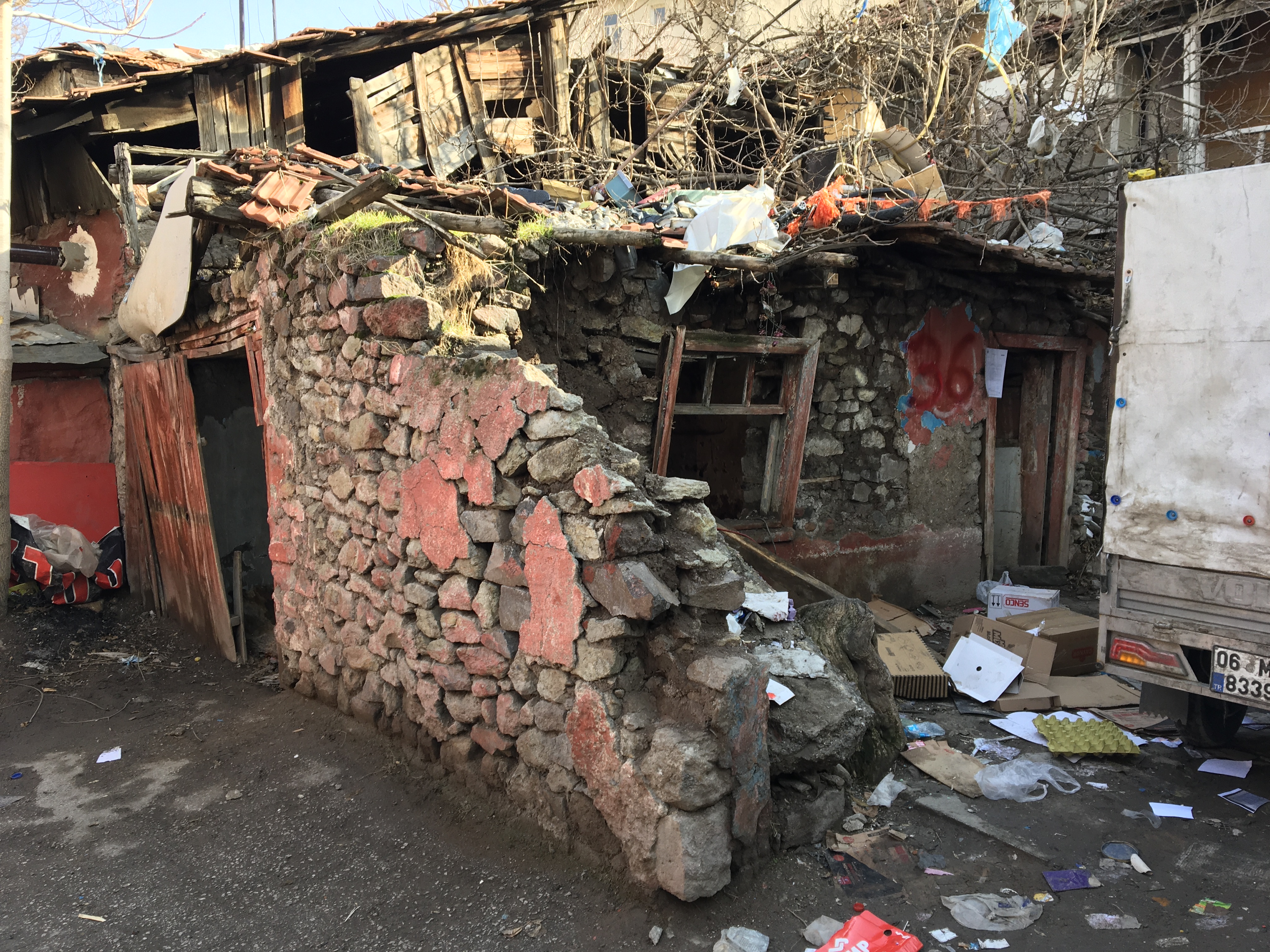 Atıfbey Mahallesi Doğanşehir Küme evleri No: 147 adresinde bulunan yapı için tahliye ve yıkım tebligatı