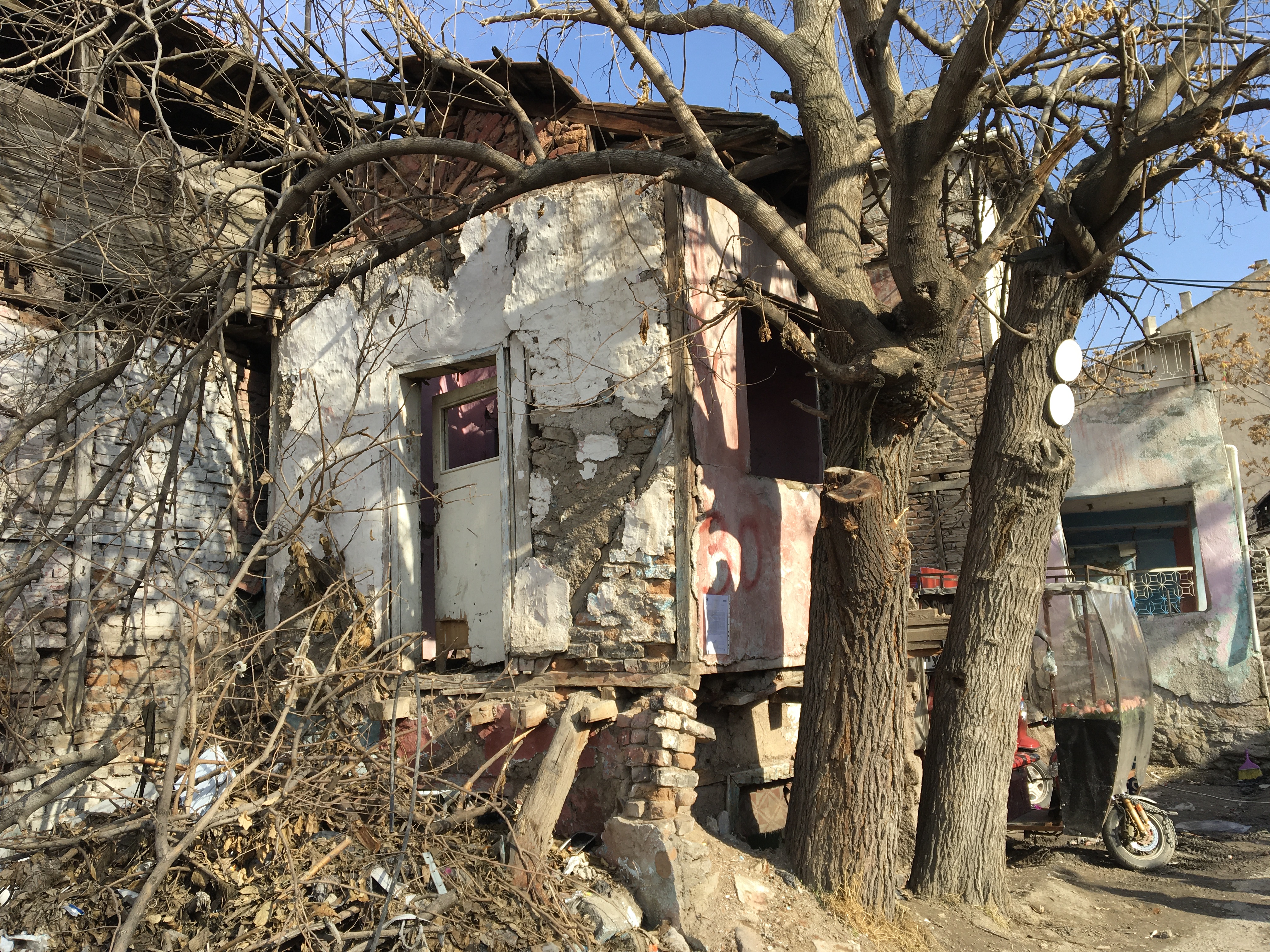 Atıfbey Mahallesi Doğanşehir Küme evleri No: 151 adresinde bulunan yapı için tahliye ve yıkım tebligatı