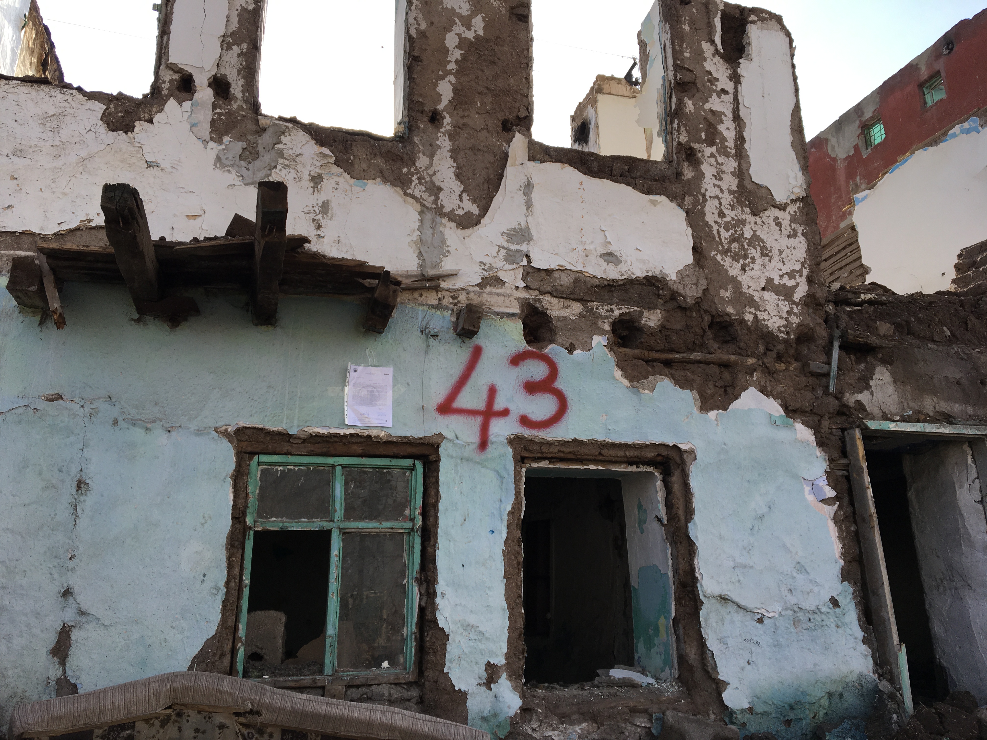 Atıfbey Mahallesi 65. Sokak No: 156 adresinde bulunan yapı için tahliye ve yıkım tebligatı