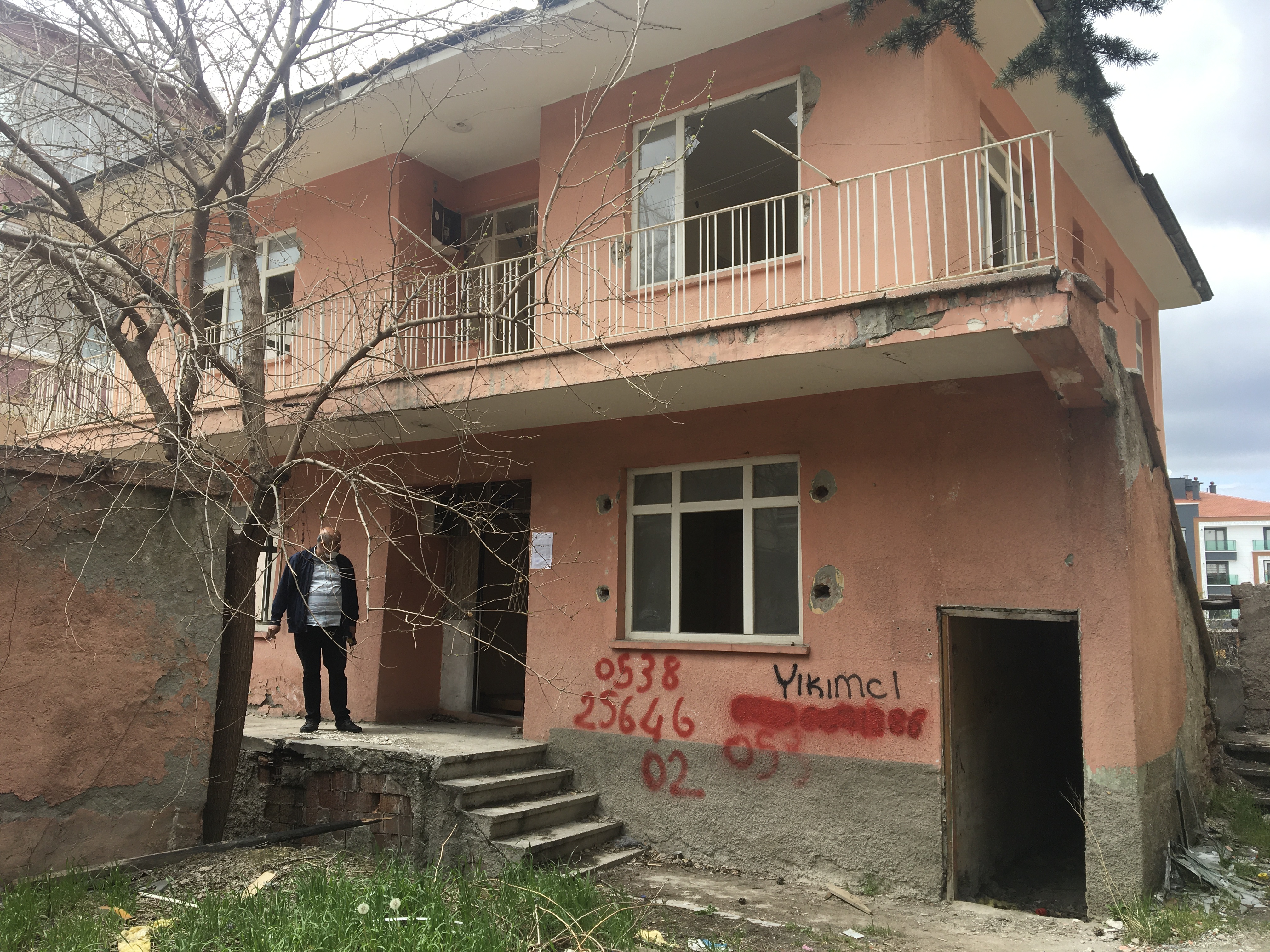 Doğantepe Mahallesi 1370 Sokak No:13,13 A adresinde yer alan yapı için tahliye ve yıkım tebligatı
