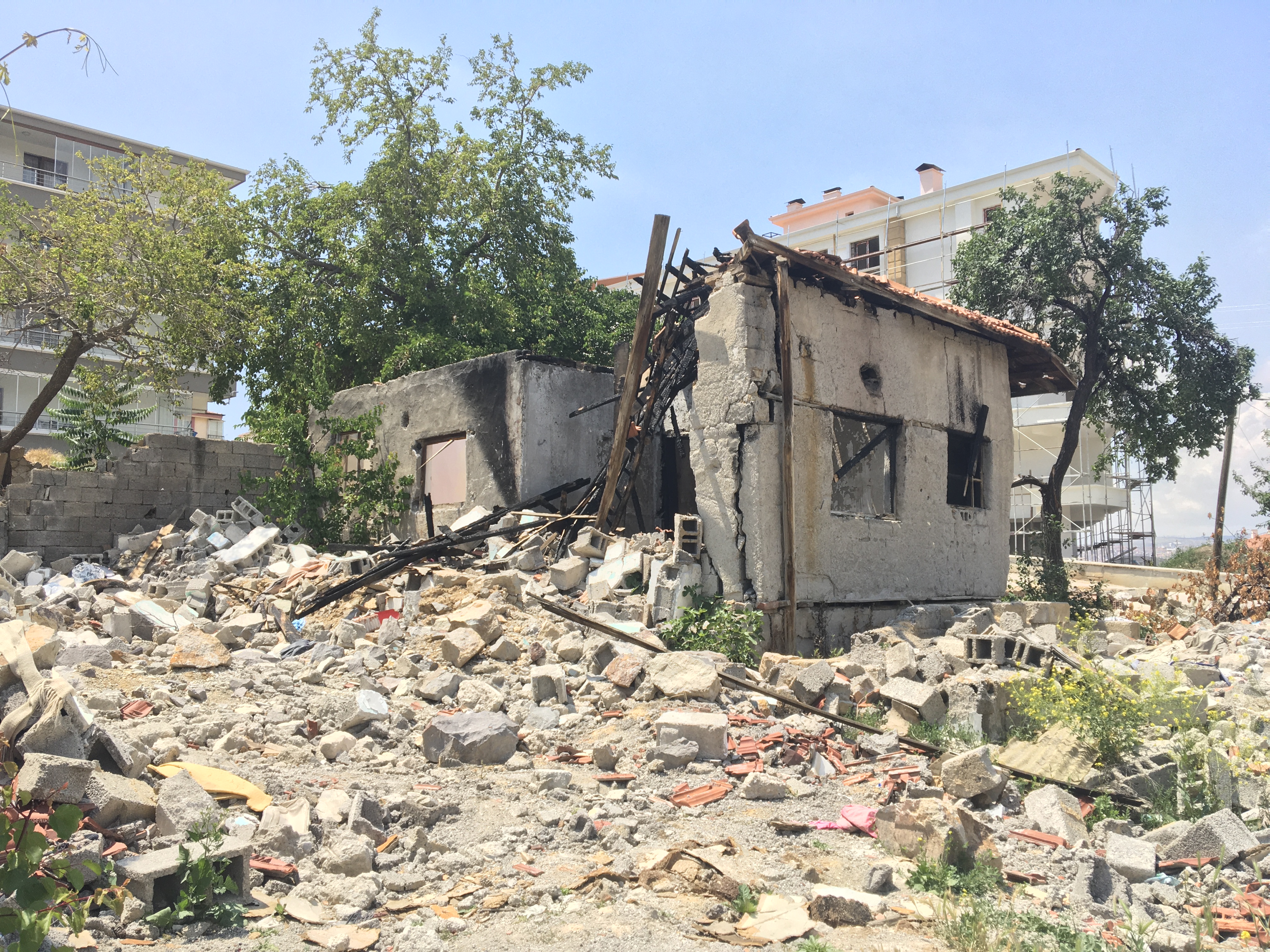 Altındağ Siteler 834. sokak No 2 adresinde bulunan yapı için tahliye ve yıkım tebligatı