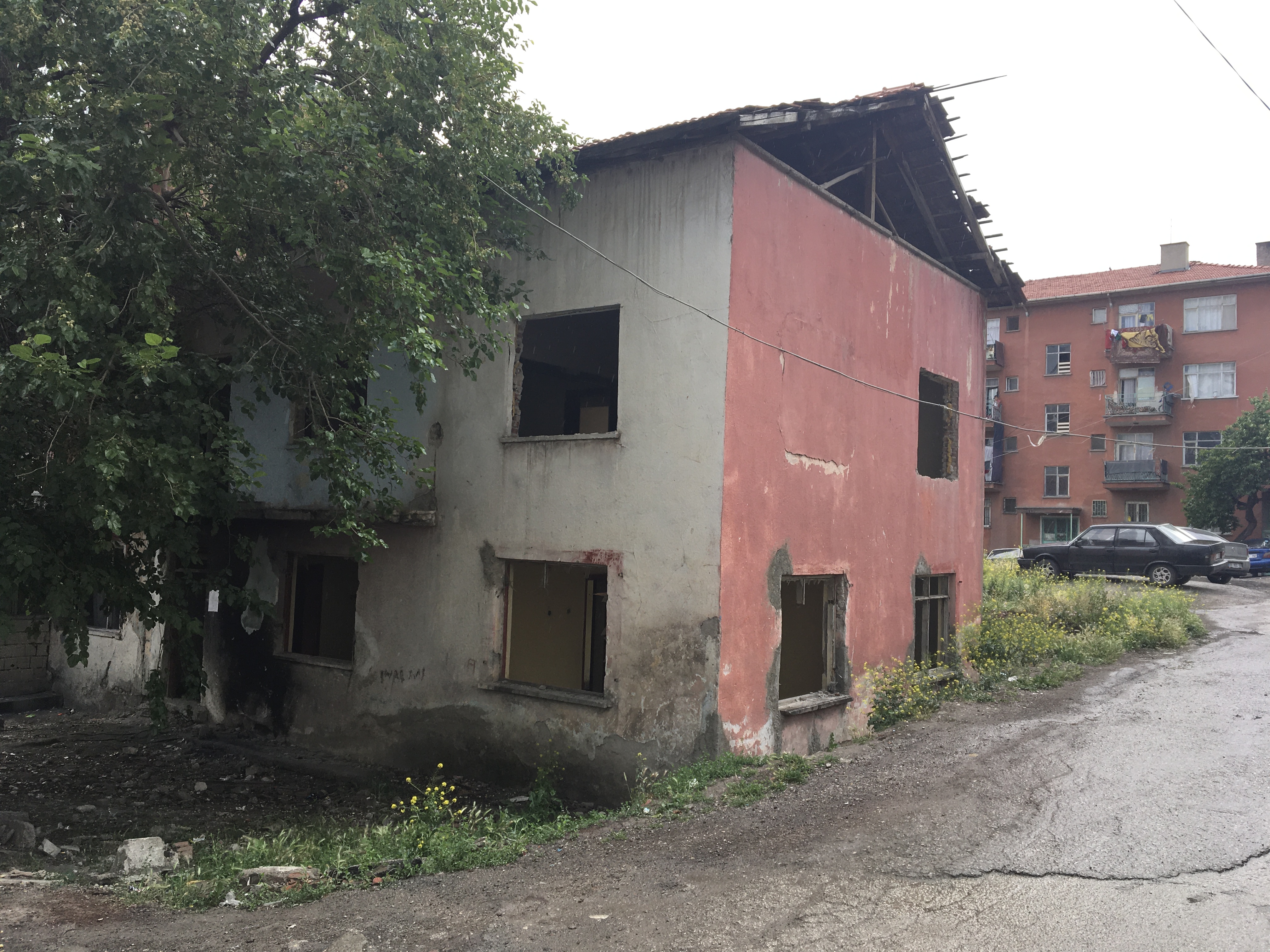 Ulubey Mahallesi'nde bulunan yapı için tahliye ve yıkım tebligatı