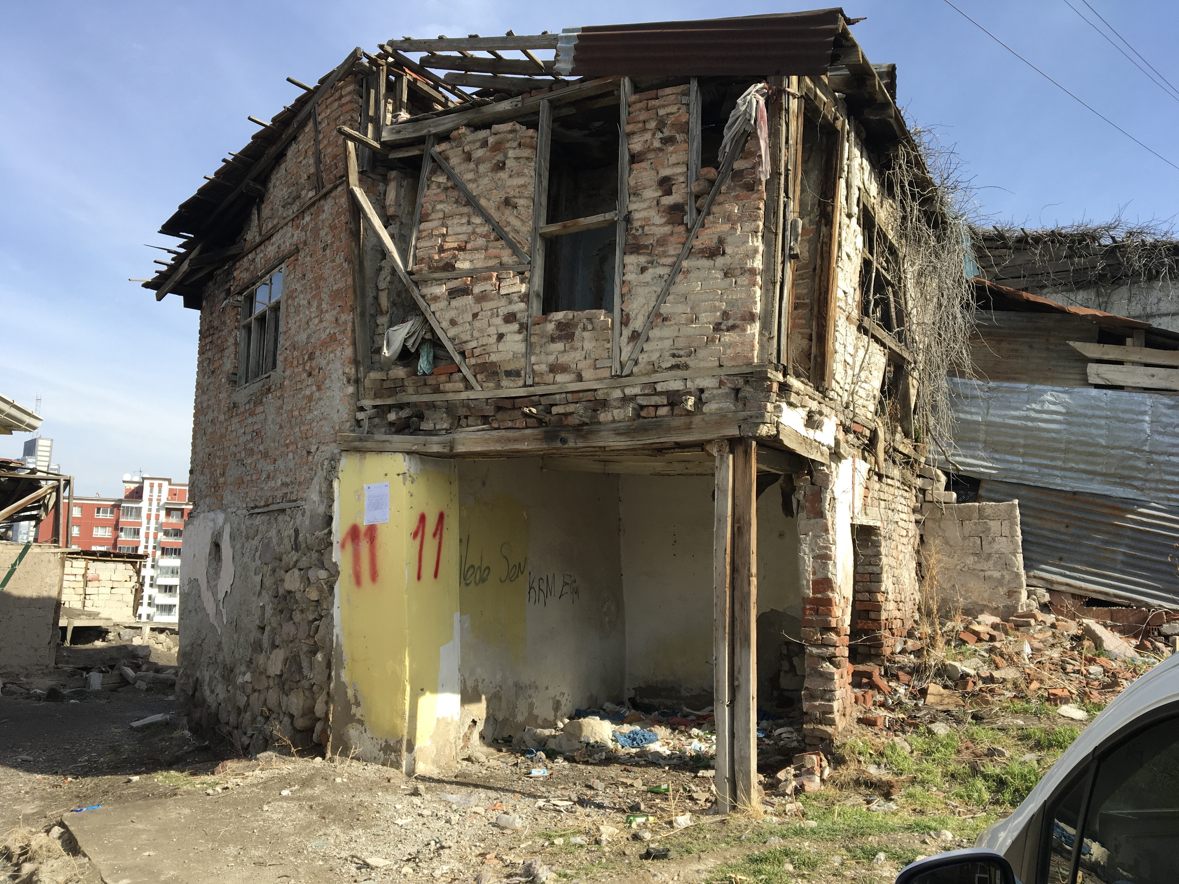 Atıfbey Mahallesi 65. Sokak No: 191 de bulunan yapı için tahliye ve yıkım tebligatı
