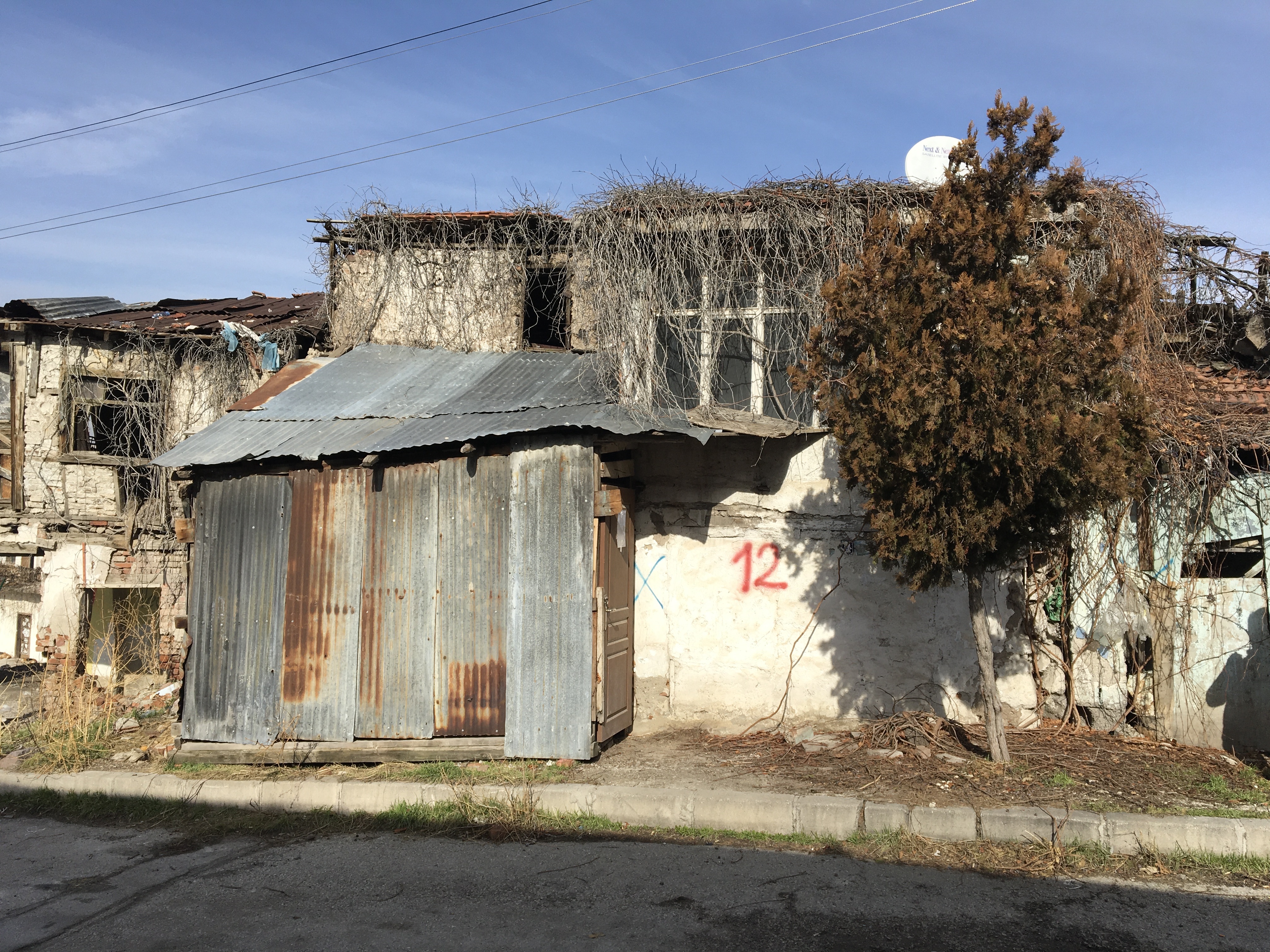 Atıfbey Mahallesi 65. Sokak No: 191 adresinde bulunan yapı için tahliye ve yıkım tebligatı