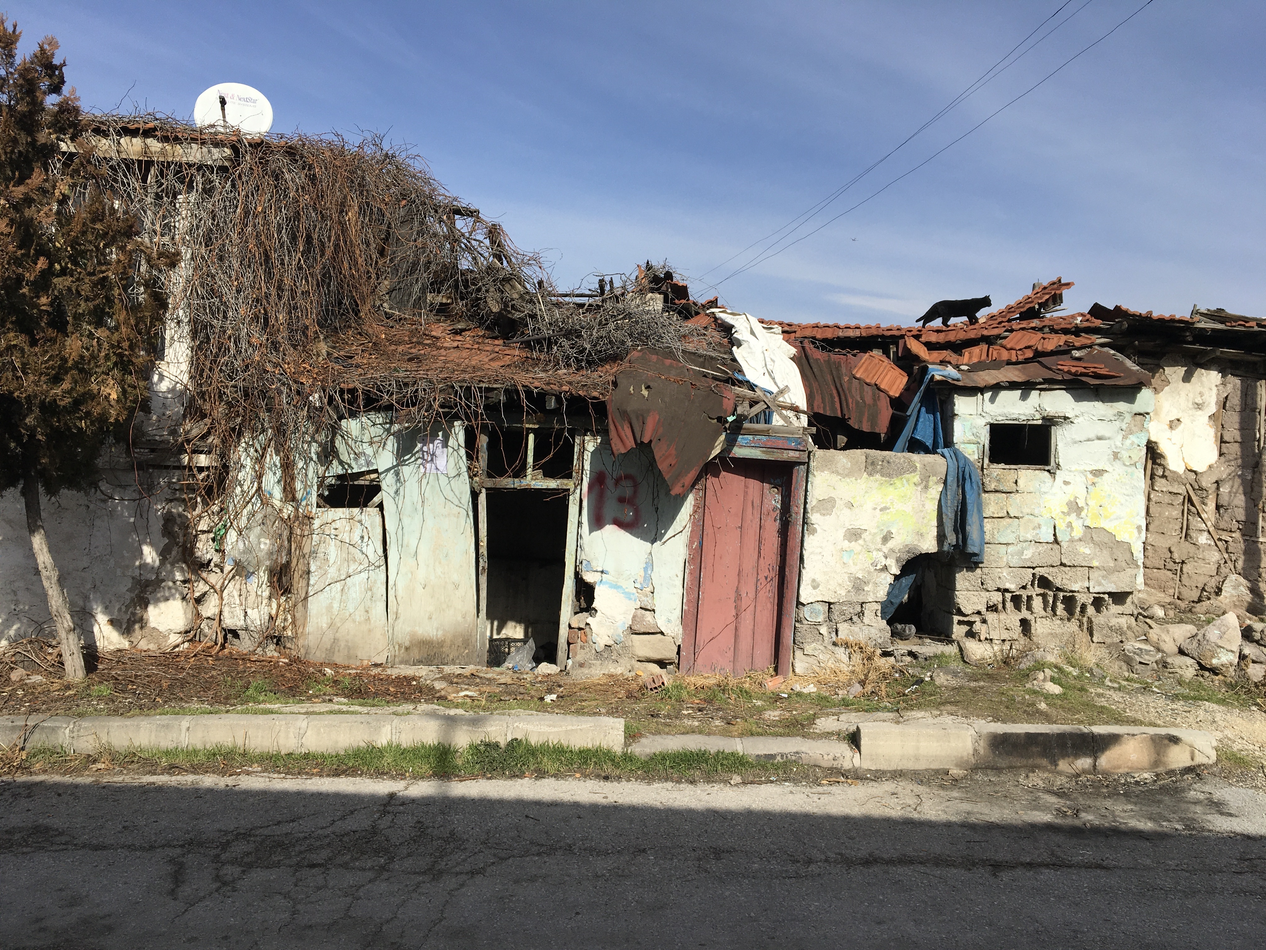 Atıfbey Mahallesi 65. Sokak No: 190 adresinde bulunan yapı için tahliye ve yıkım tebligatı