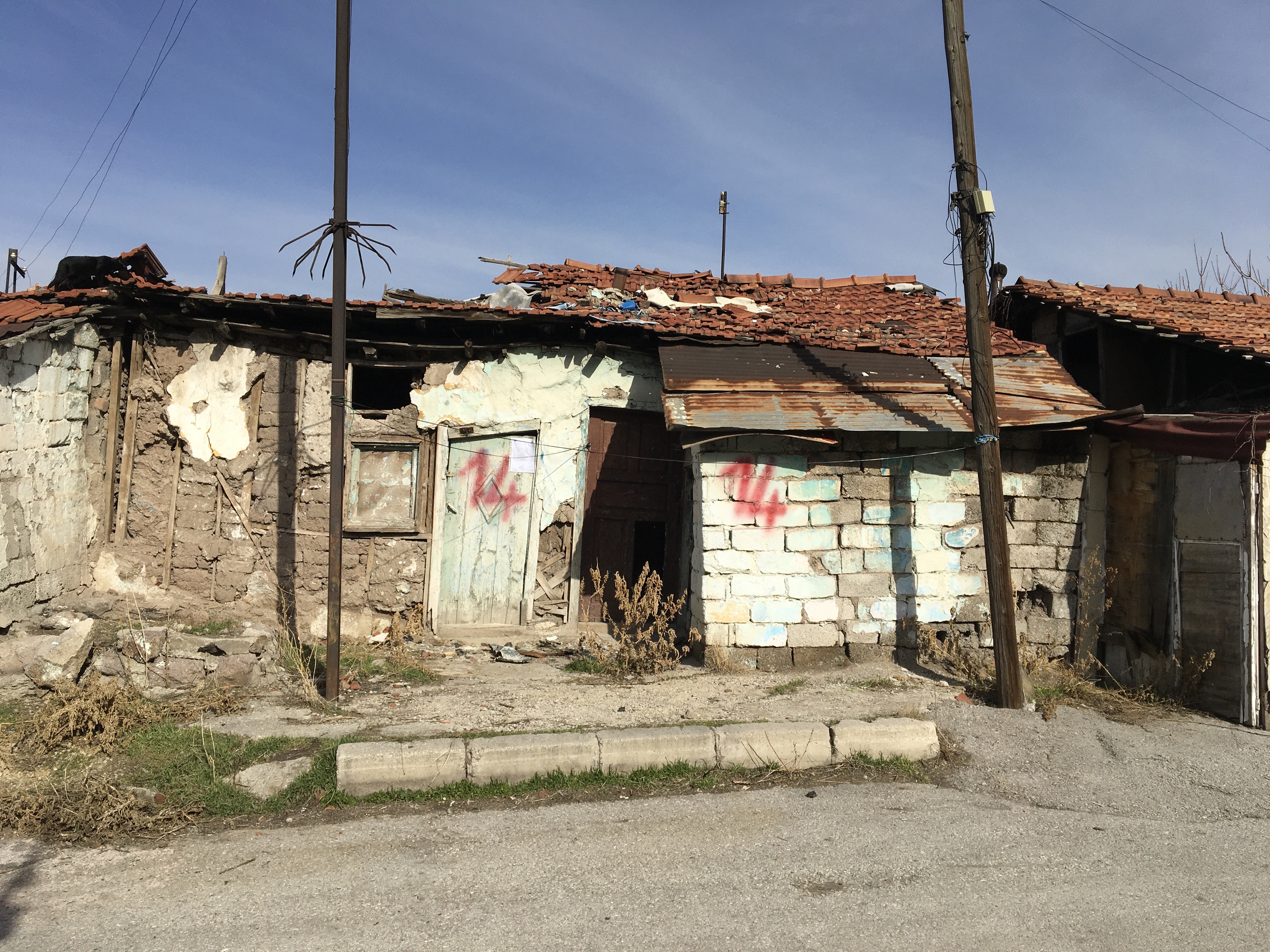Atıfbey Mahallesi 65. Sokak No: 190 adresinde bulunan yapı için tahliye ve yıkım tebligatı
