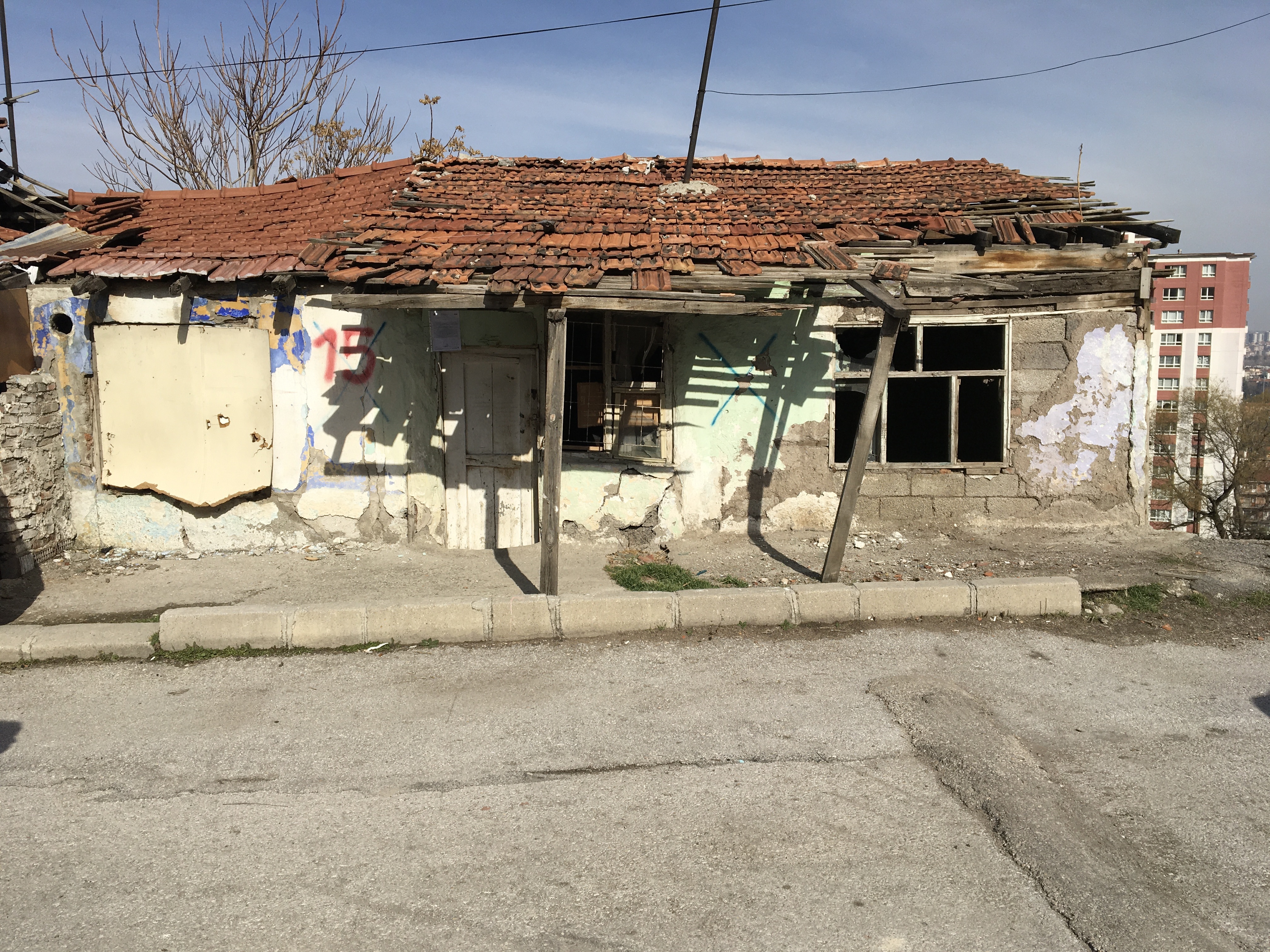 Atıfbey Mahallesi 65. Sokak No: 187 adresinde bulunan yapı için tahliye ve yıkım tebligatı
