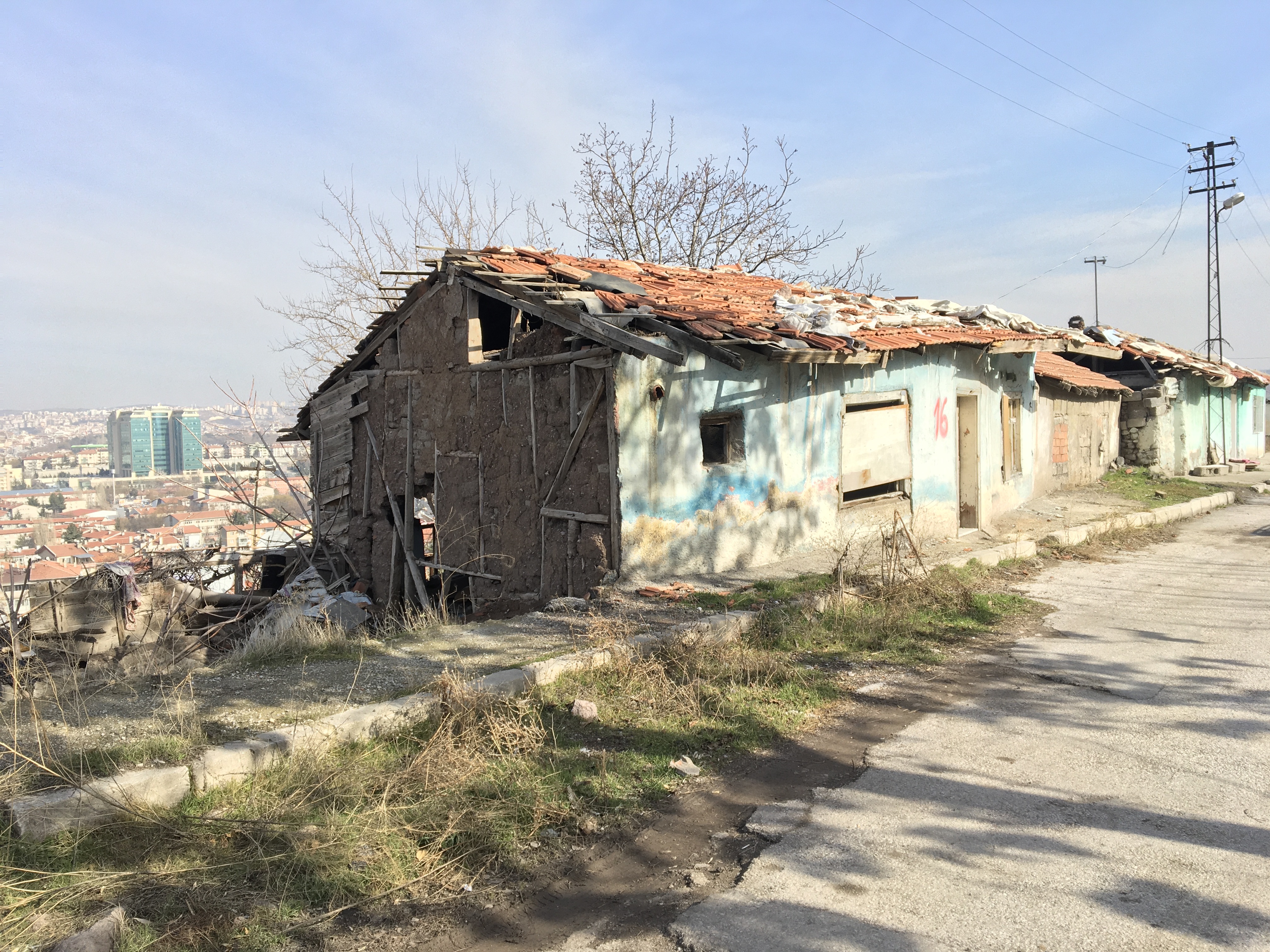 Atıfbey Mahallesi 65. Sokak No: 180 adresinde bulunan yapı için tahliye ve yıkım tebligatı