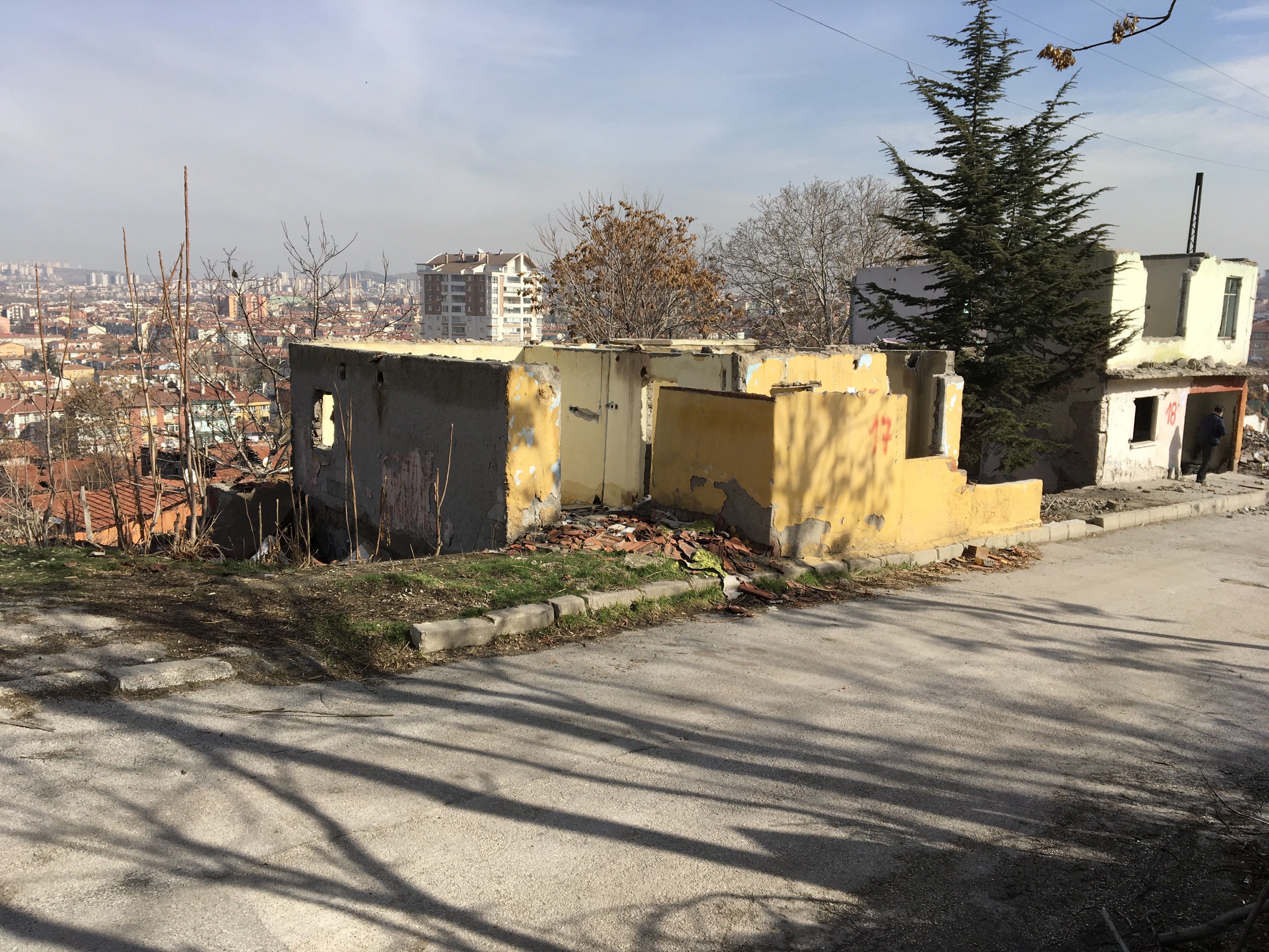 Atıfbey Mahallesi 65. Sokak No: 157 adresinde bulunan yapı için tahliye ve yıkım tebligatı