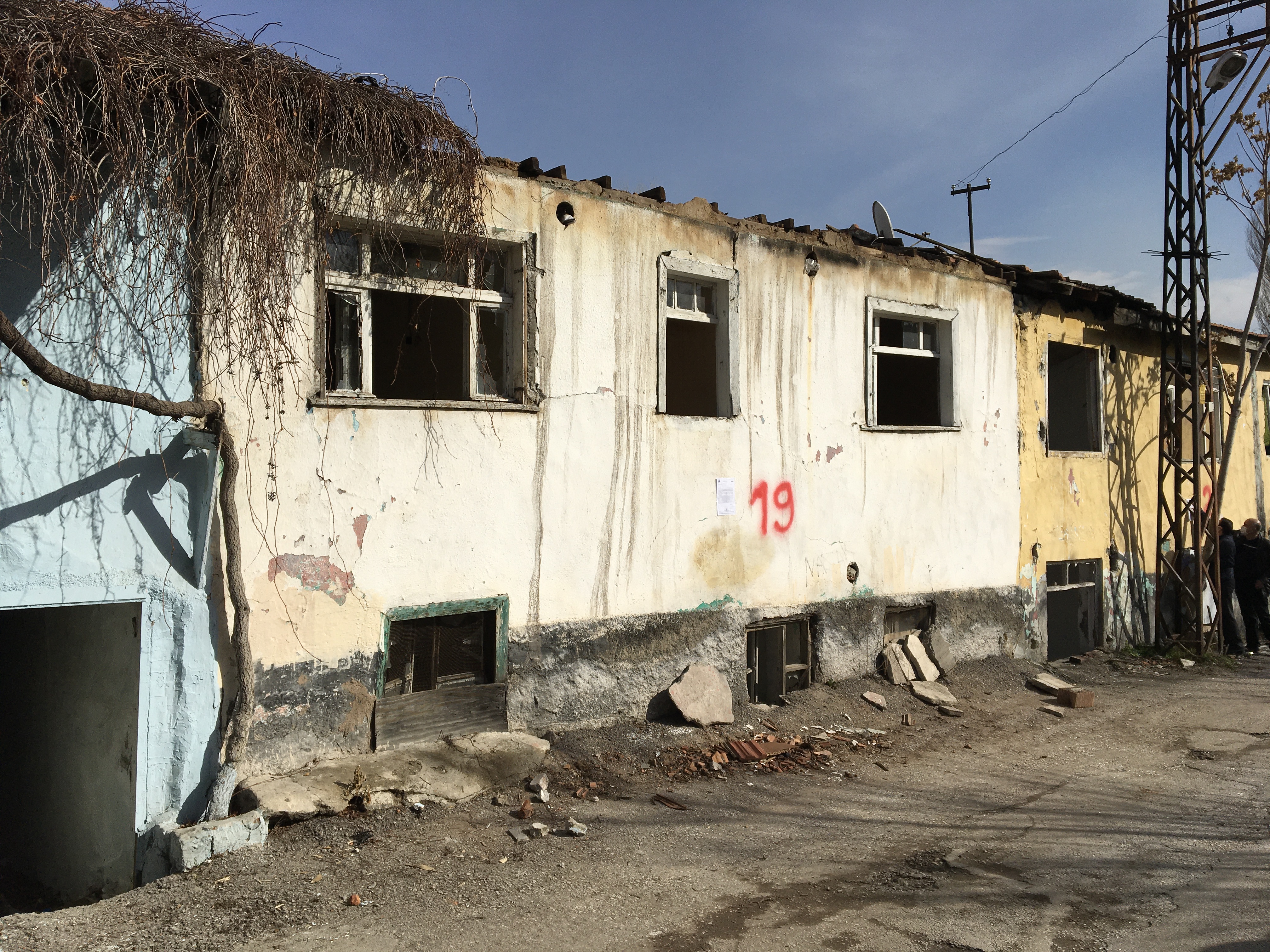 Atıfbey Mahallesi 100. Sokak No: 264 adresinde bulunan yapı için tahliye ve yıkım tebligatı