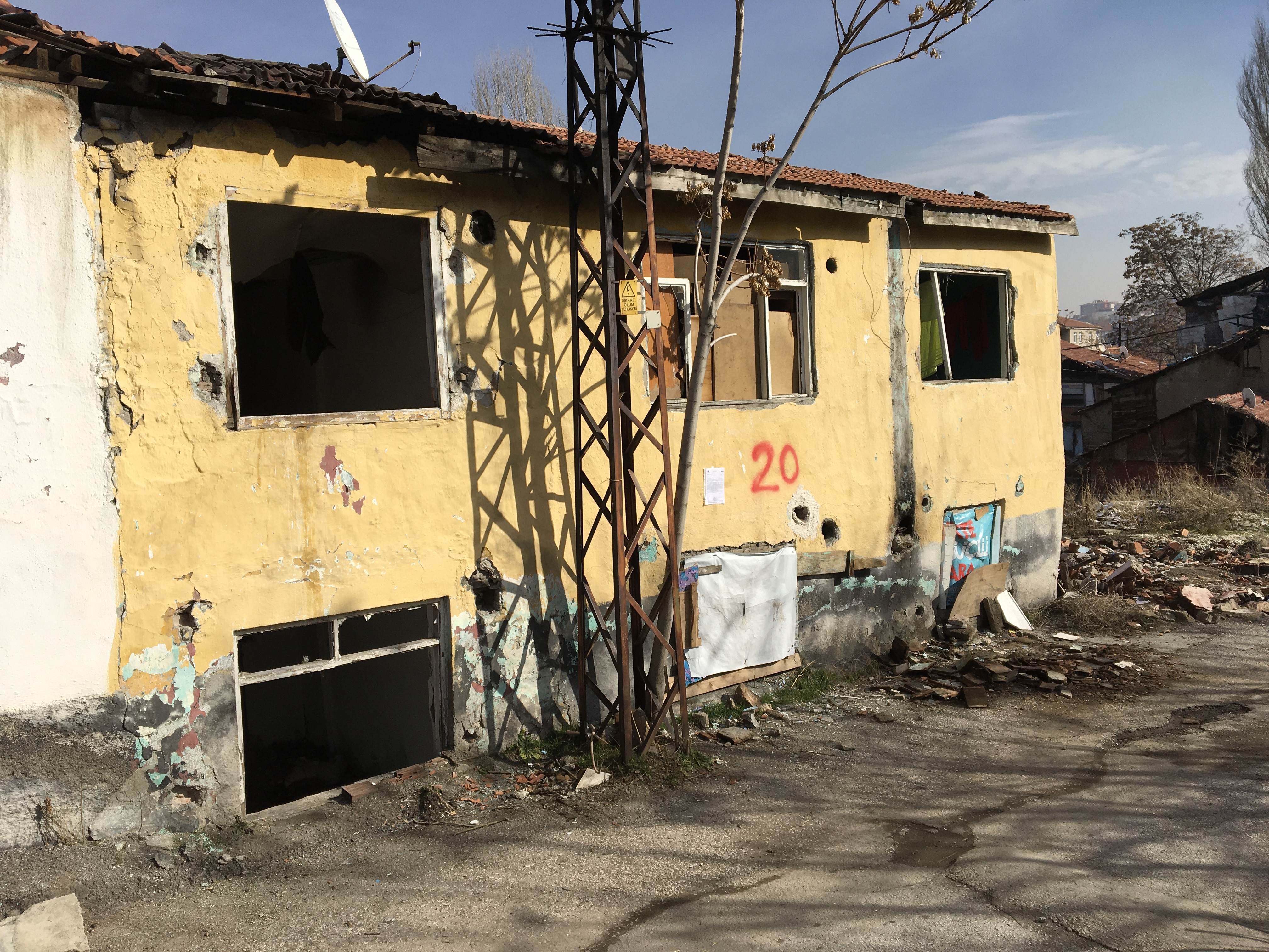 Atıfbey Mahallesi 100. Sokak No: 262 adresinde bulunan yapı için tahliye ve yıkım tebligatı