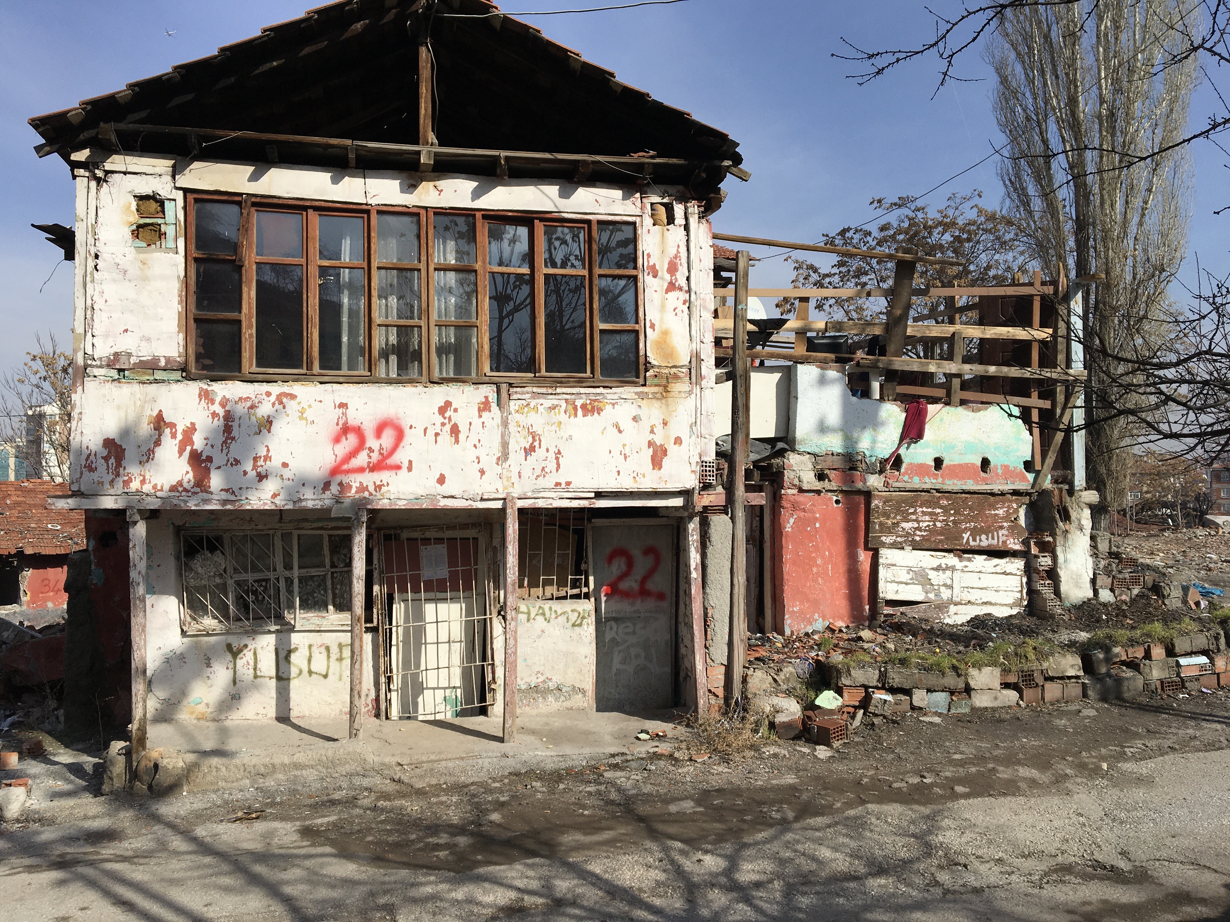 Atıfbey Mahallesi 100. Sokak No: 281 adresinde bulunan yapı için tahliye ve yıkım tebligatı