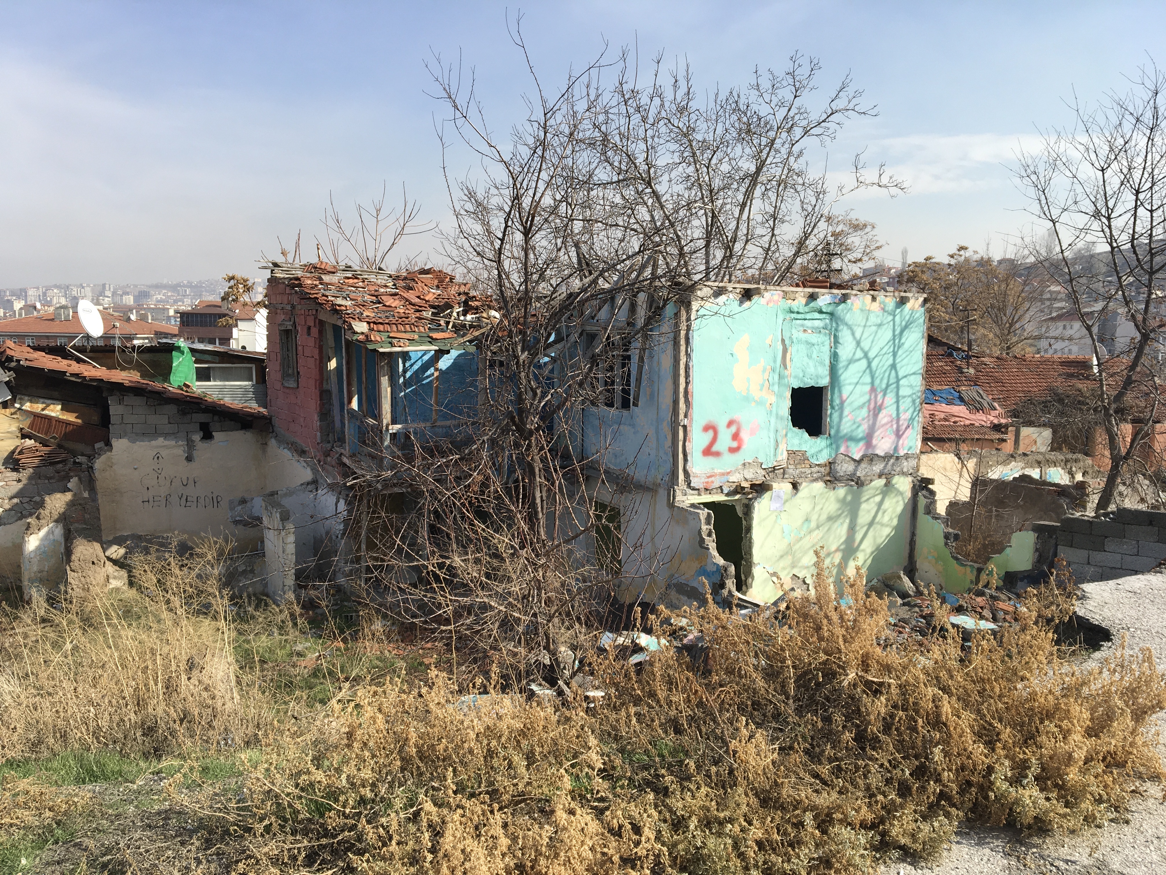 Atıfbey Mahallesi 120. Sokak No: 235 adresinde bulunan yapı için tahliye ve yıkım tebligatı