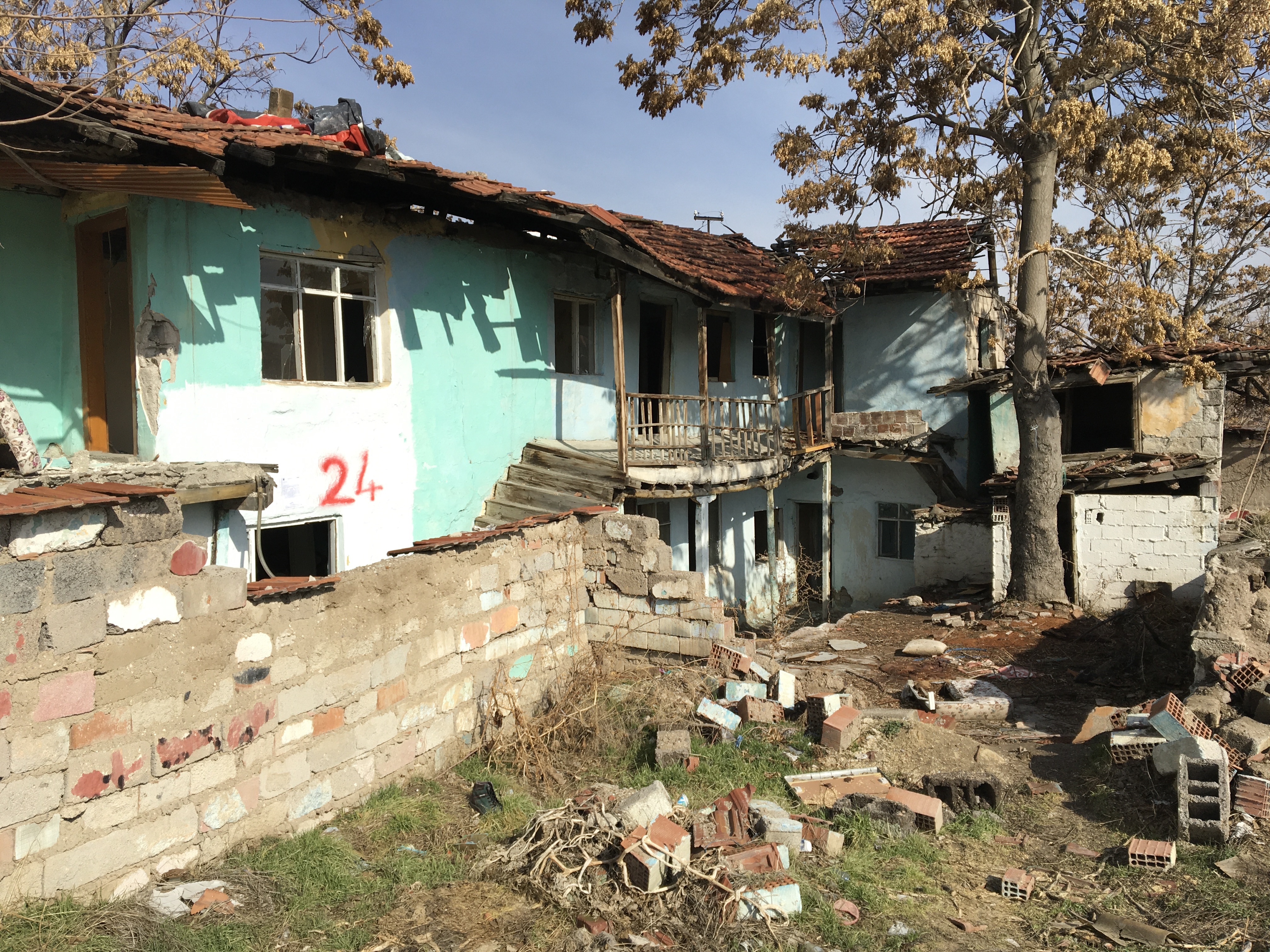 Atıfbey Mahallesi 120. Sokak No: 229 adresinde bulunan yapı için tahliye ve yıkım tebligatı