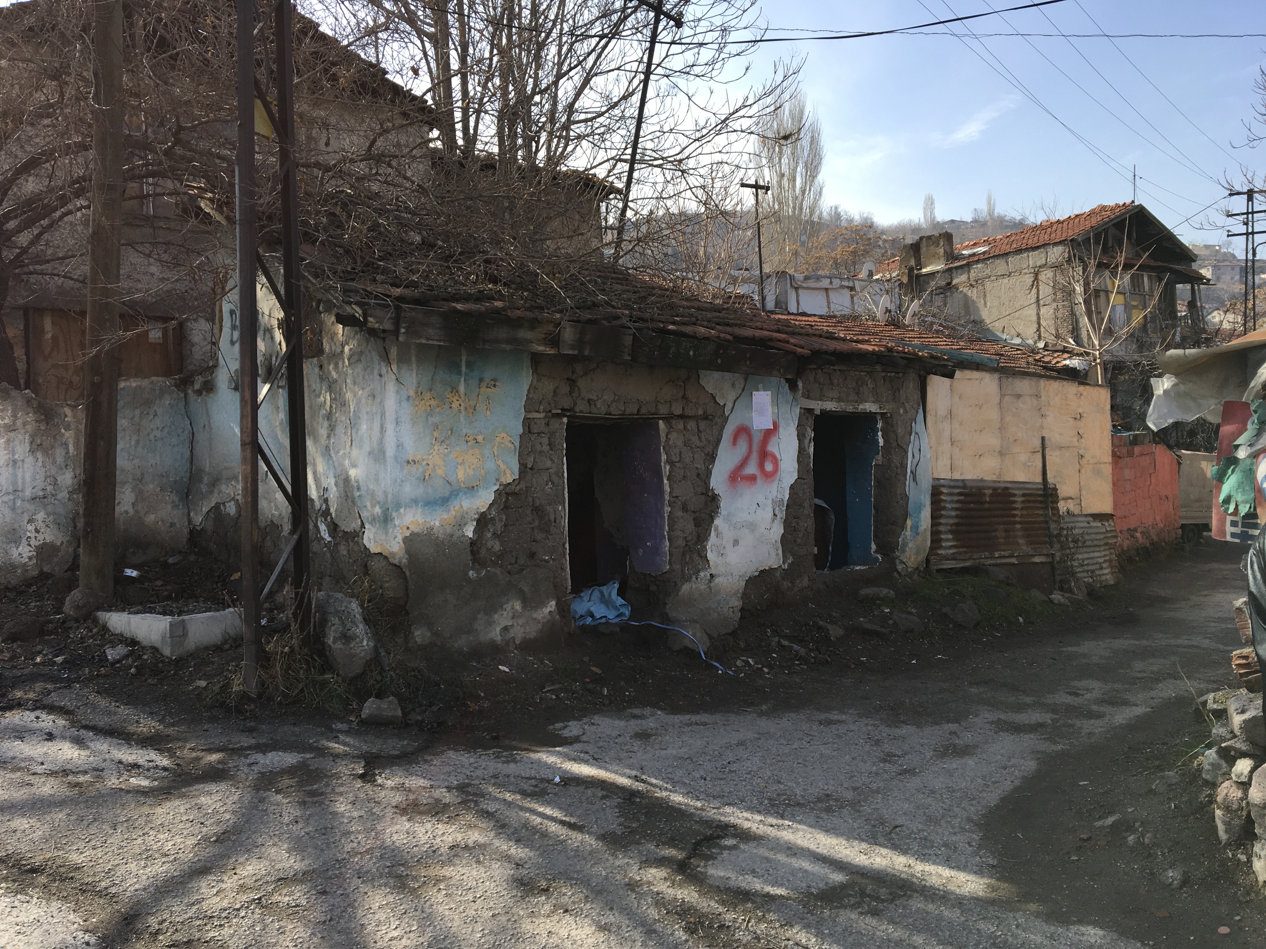 Atıfbey Mahallesi 120. Sokak No: 143 adresinde bulunan yapı için tahliye ve yıkım tebligatı