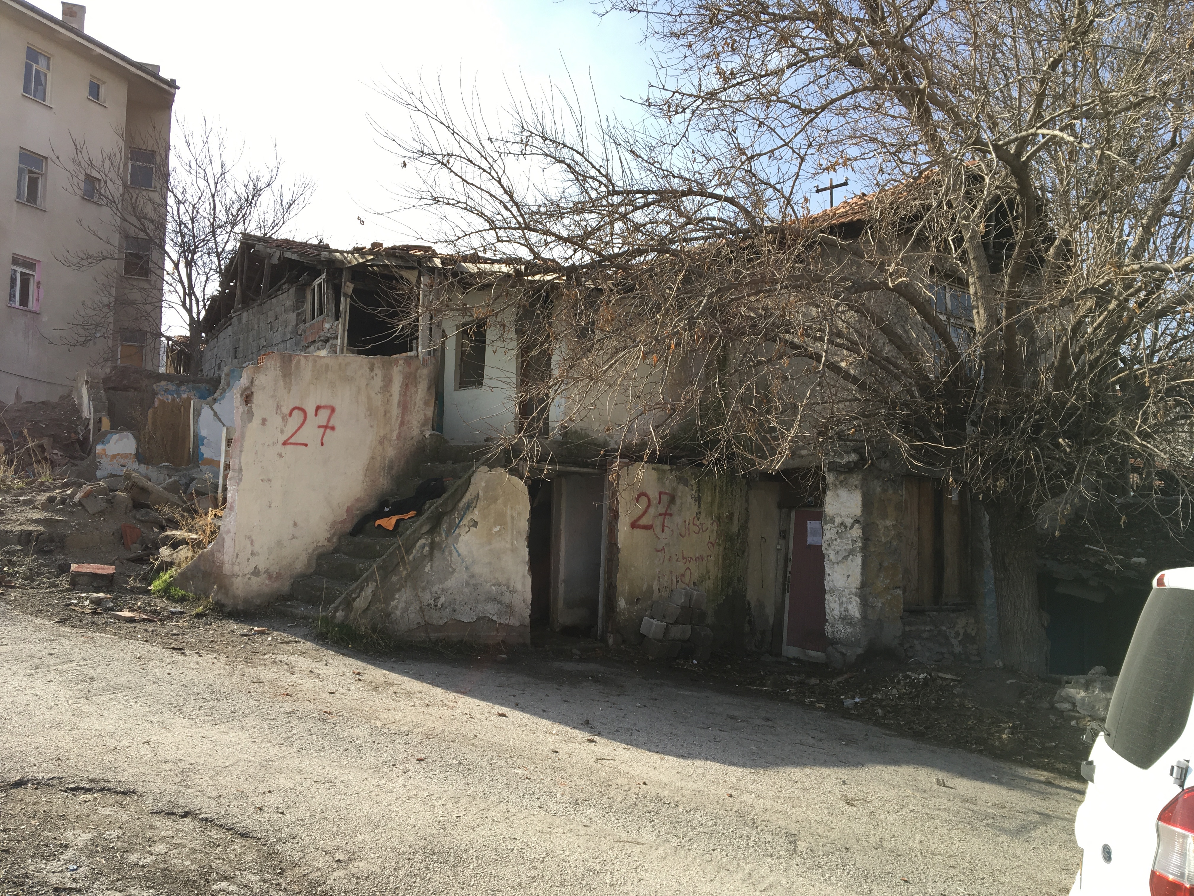 Atıfbey Mahallesi 120. Sokak adresinde bulunan yapı için tahliye ve yıkım tebligatı