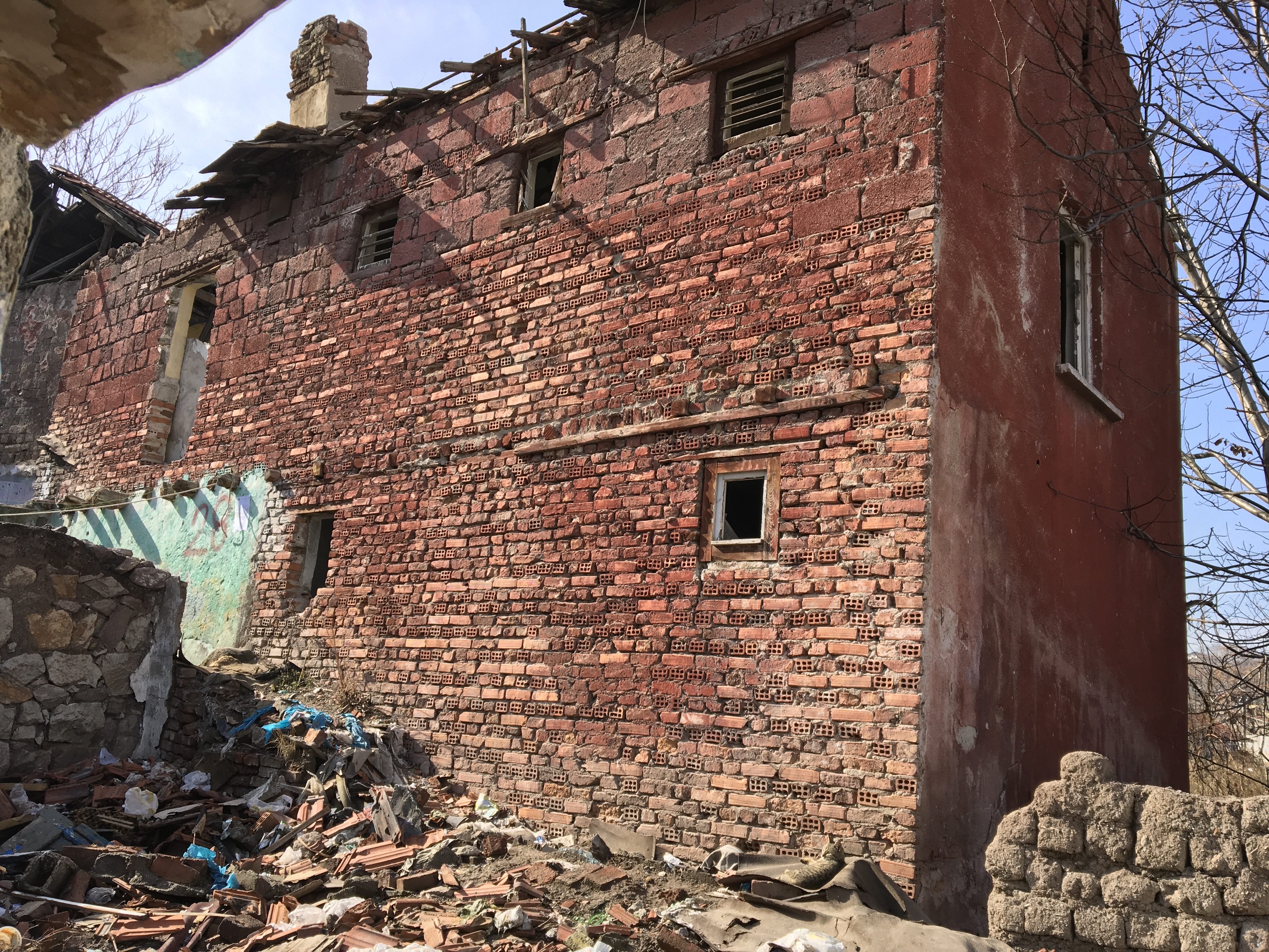Atıfbey Mahallesi 120. Sokak No:140 adresinde bulunan yapı için tahliye ve yıkım tebligatı