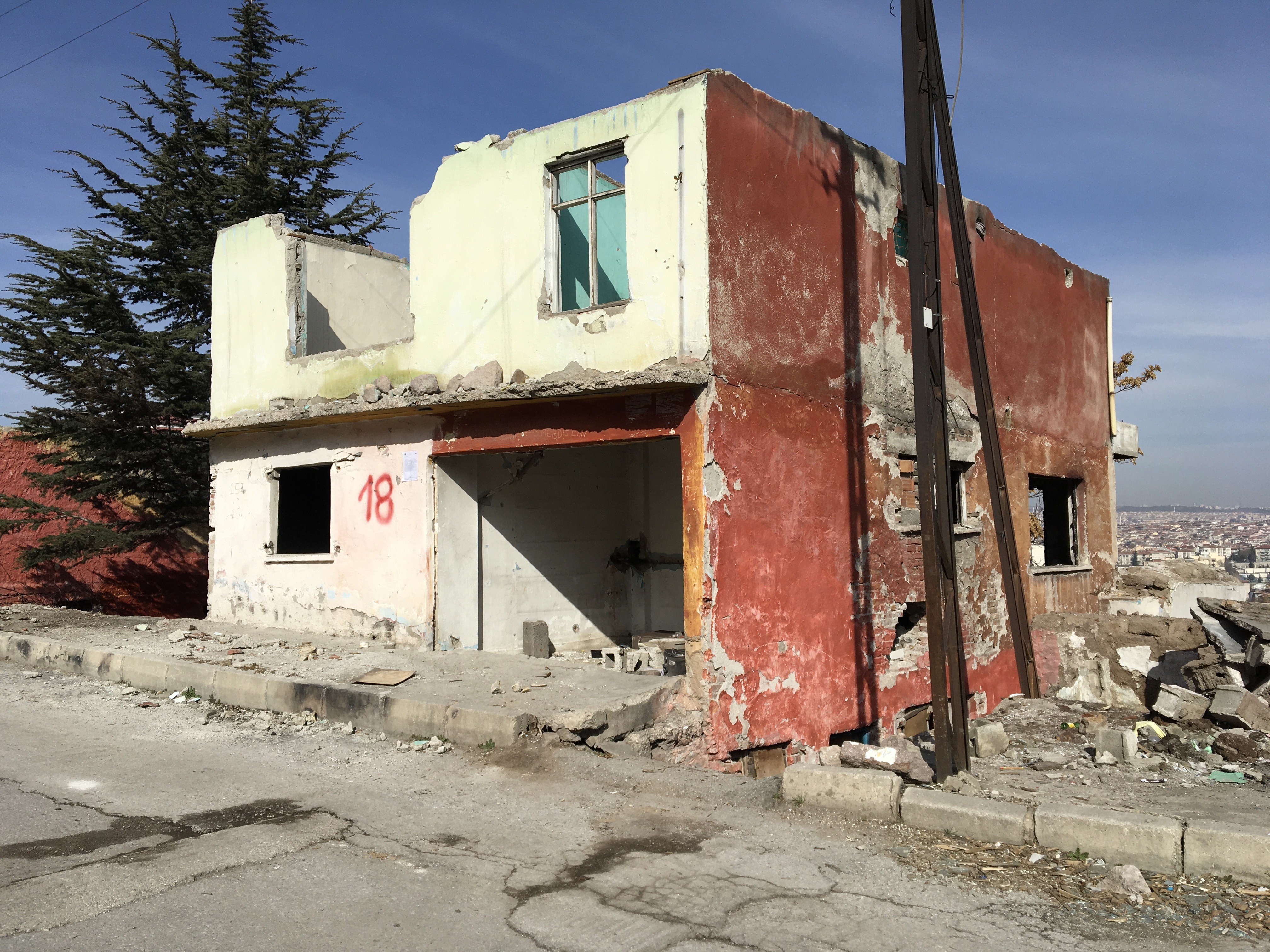 Atıfbey Mahallesi 65. Sokak No: 156 adresinde bulunan yapı için tahliye ve yıkım tebligatı