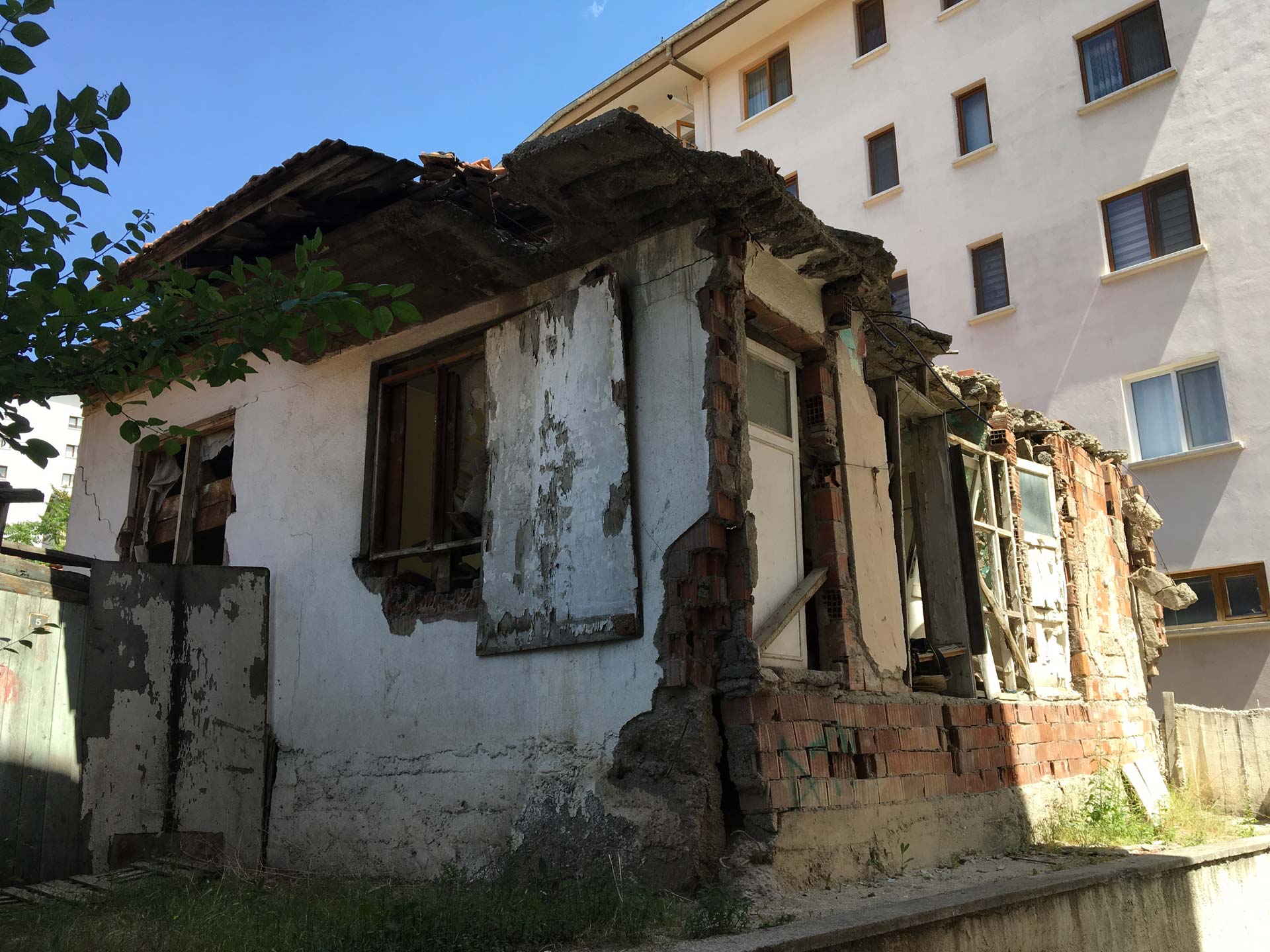 Güneşevler Mahallesi Celal Esat Arseven Caddesi Yıkım Tebligatı 2