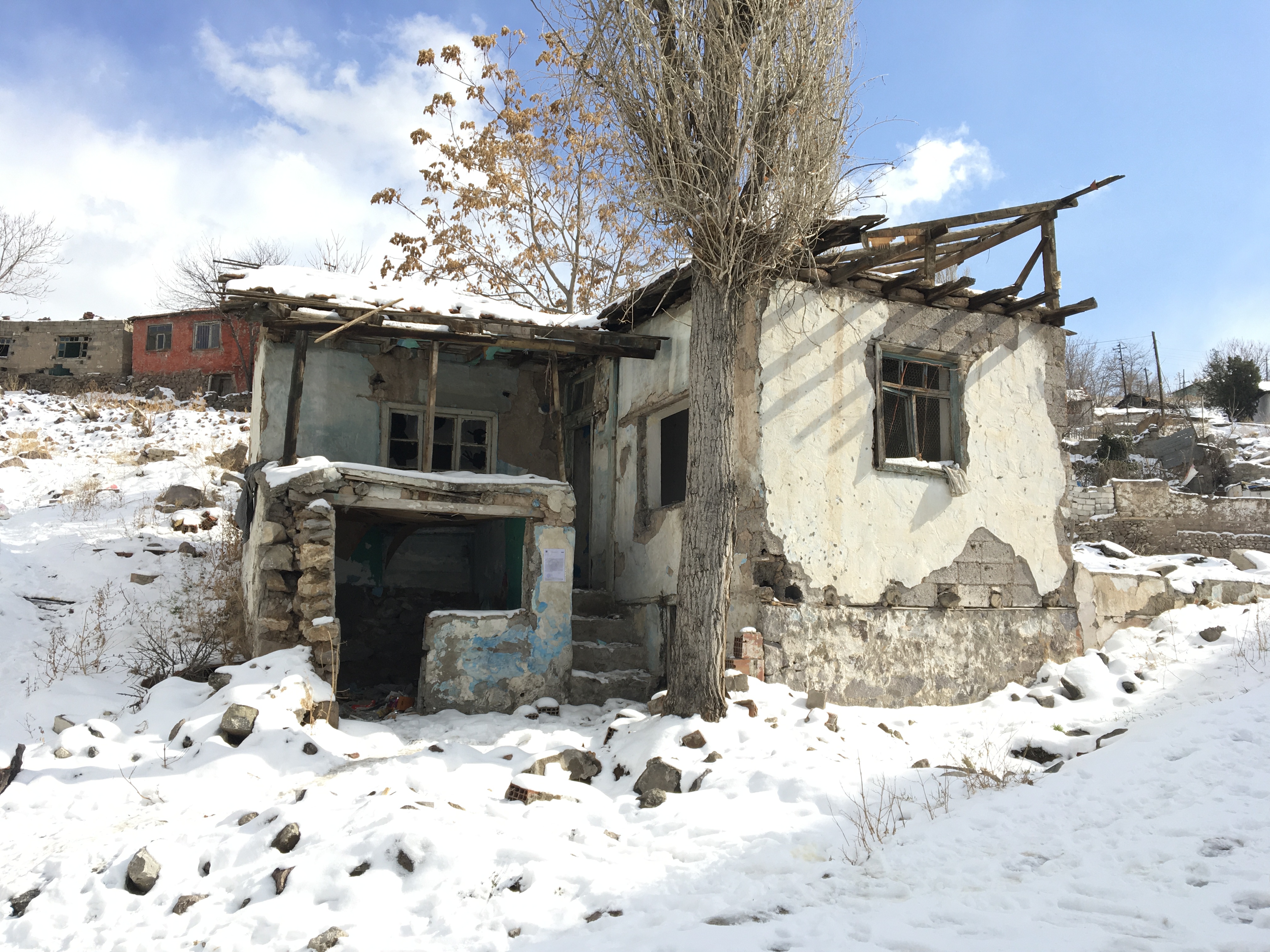 Gültepe Mahallesi Önsezi Sokak adresinde bulunan yapı için tahliye ve yıkım tebligatı