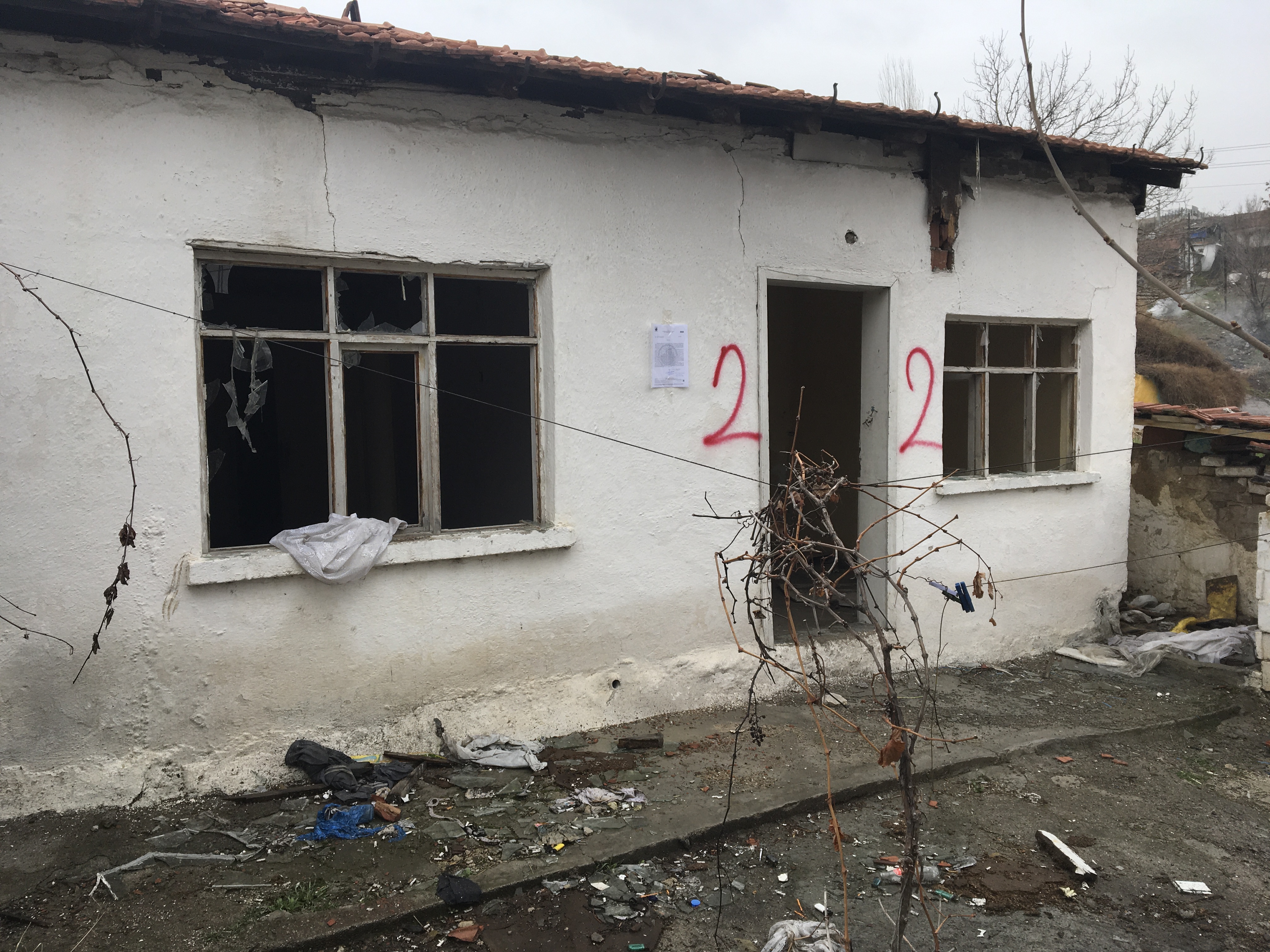 Gültepe Mahallesi Tanıştıran Caddesi'nde bulunan yapı için tahliye ve yıkım tebligatı